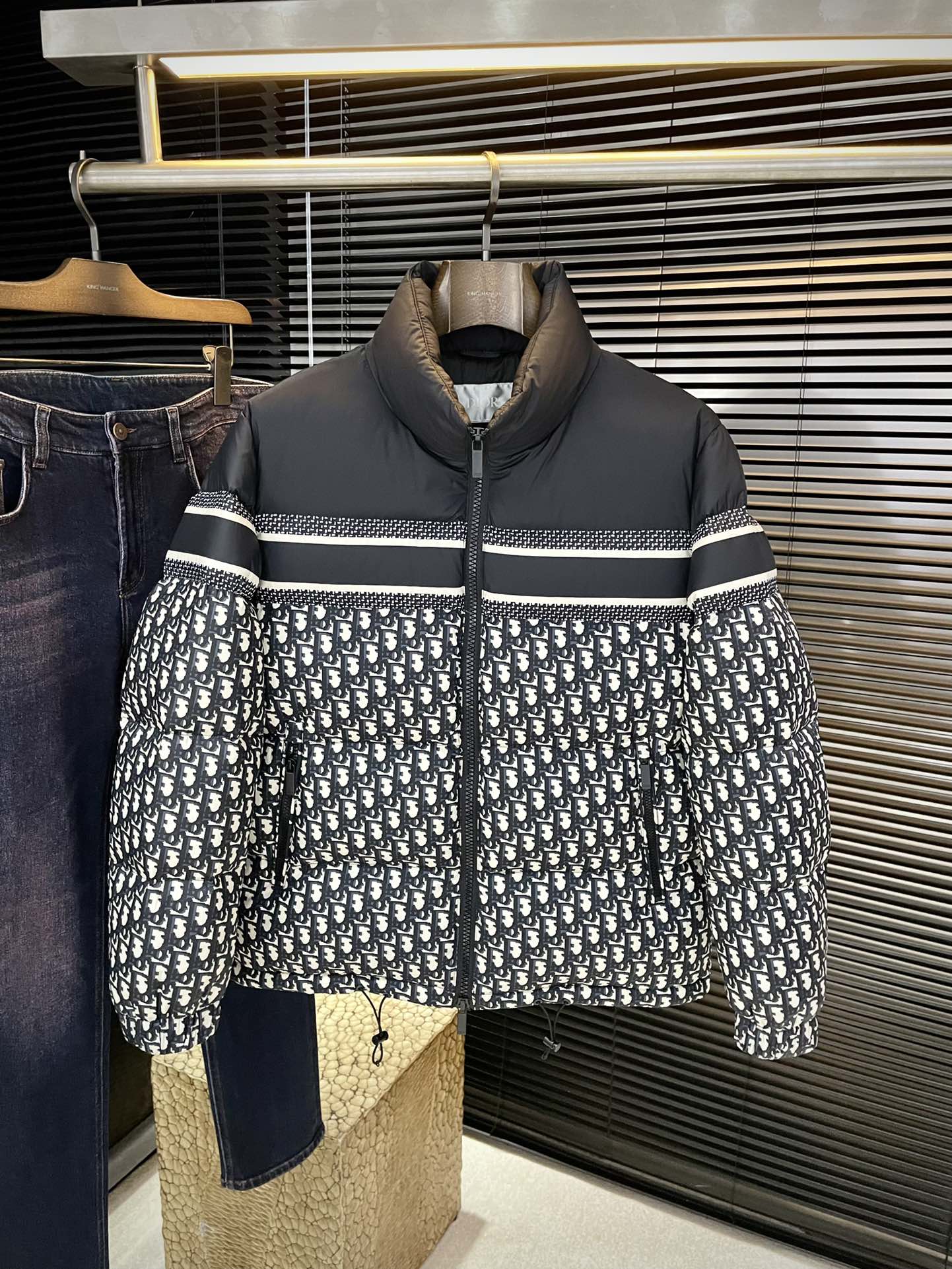 NO:600896,P Dio - (Dior) 2025 winter clothing series to create a handsome man and highlight his masculine temperament. Simple and fashionable commuter down jacket. Top-grade imported polyester fiber fabric. The texture is very soft and comfortable against the skin. It has a delicate and smooth texture. Super good fit. The upper body is super stylish and handsome. The down jacket feels like it is wrapped in a top-notch down quilt. It is warm and comfortable. The version is a simple design with three-dimensional cutting. It simply adds points to the whole piece of clothing. The whole piece is warm and has high fluffiness.  National standard 90 white duck down filling has good resilience and can rebound immediately after compression. It is very light, delicate and soft. The better the down, the lighter it is, but the fluffy and fluffy ones are fluffy and light. The upper body is warm and stylish without feeling heavy. It is very wearable and does not look bloated. It can well prevent cold wind invasion!  The first choice for high quality. Compare the details and fabrics. You will know what grade of goods we sell!  Size 48-56,,dior,dior,down jacket,alexander wang19860909P  Dio-（迪奥）2025冬装系列 打造帅气型男 彰显男士气质 简约时尚通勤羽绒服 顶级进口聚脂纤维面料 质感很轻柔 贴肤都舒适 细腻顺滑质感 超级好版型 上身超级有型的帅气 羽绒服就感觉包裹了一层顶级的羽绒被 温暖而舒适 版型是立体裁剪的设计简约款 简直给整件衣服加分,整件保暖蓬松度高 国标90白鸭绒填充 回弹力好 压缩后能马上立马回弹起来 非常轻盈 细腻柔软 越好的绒是越轻 但是体积蓬松越大的 蓬松轻盈 上身保暖有型 又不会有负重感 实穿性非常强 不显臃肿 可以很好的防止寒风侵袭！高品质首选 大家到时比一比细节 面料 做你就知道我们卖的是什么级别的货色了！尺码 48-56,,dior,dior,down jacket,alexander wang,Men's clothing