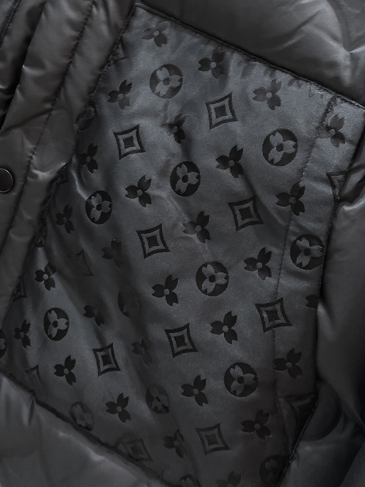 P360  路易威登  LV  2025冬季新款 长款羽绒服 外套，高端版本！专柜定制面料 透气舒适度高，细节无可挑剔，品牌元素设计理念，体现高品质。手感细腻柔软！呈现休闲裁剪，上身版型超赞！🐯码数：M-4XL