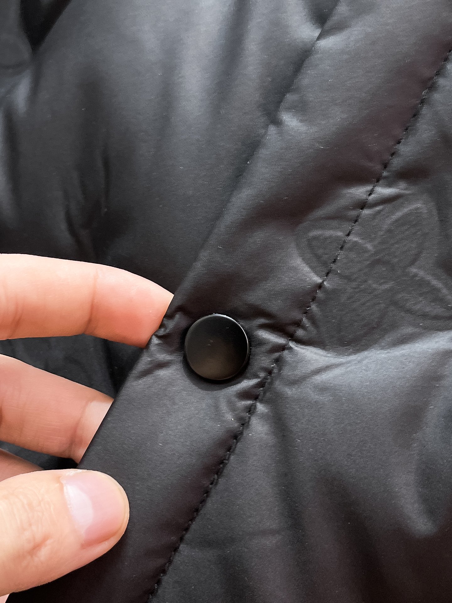 P360  路易威登  LV  2025冬季新款 长款羽绒服 外套，高端版本！专柜定制面料 透气舒适度高，细节无可挑剔，品牌元素设计理念，体现高品质。手感细腻柔软！呈现休闲裁剪，上身版型超赞！🐯码数：M-4XL