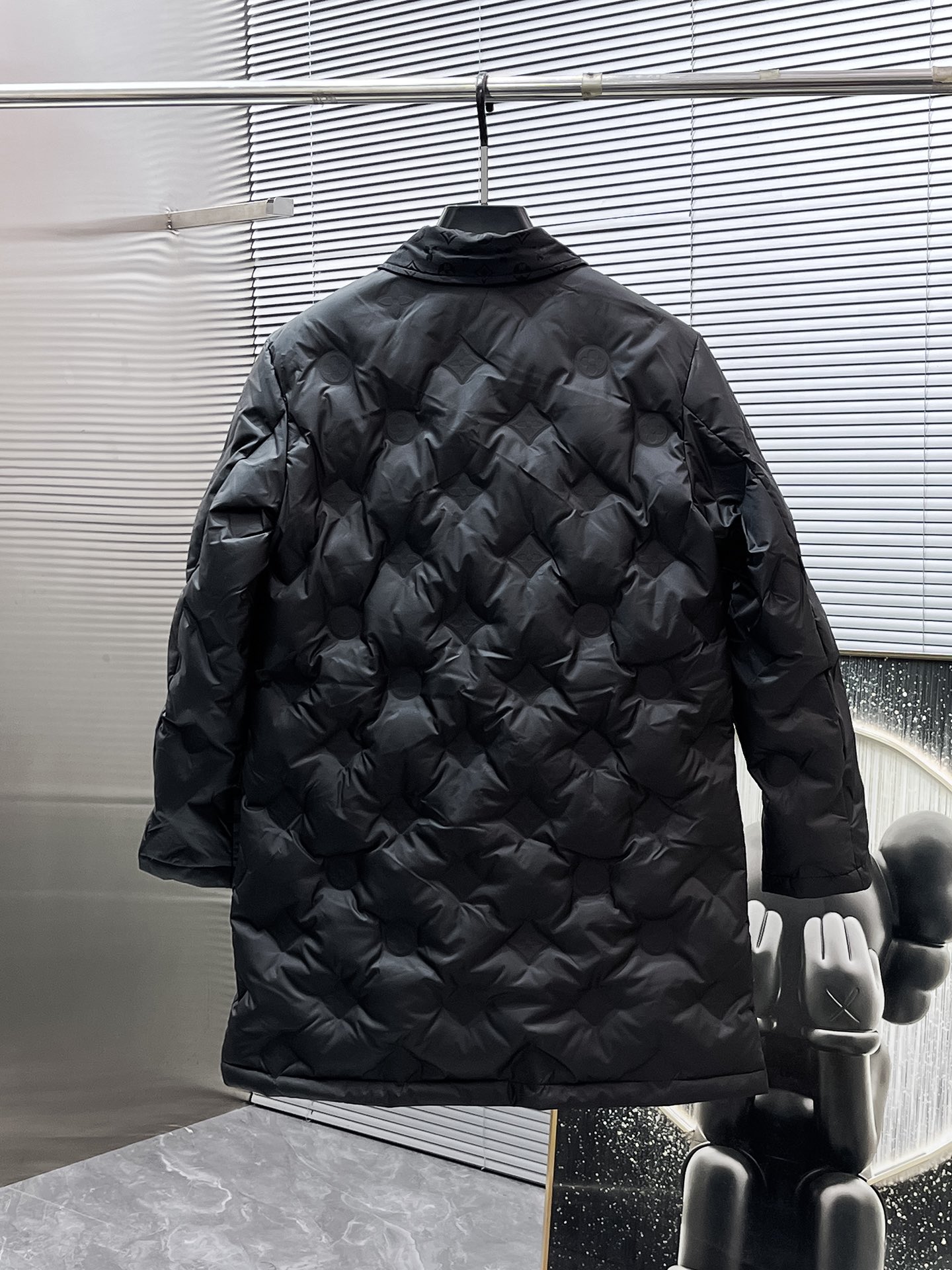 P360  路易威登  LV  2025冬季新款 长款羽绒服 外套，高端版本！专柜定制面料 透气舒适度高，细节无可挑剔，品牌元素设计理念，体现高品质。手感细腻柔软！呈现休闲裁剪，上身版型超赞！🐯码数：M-4XL