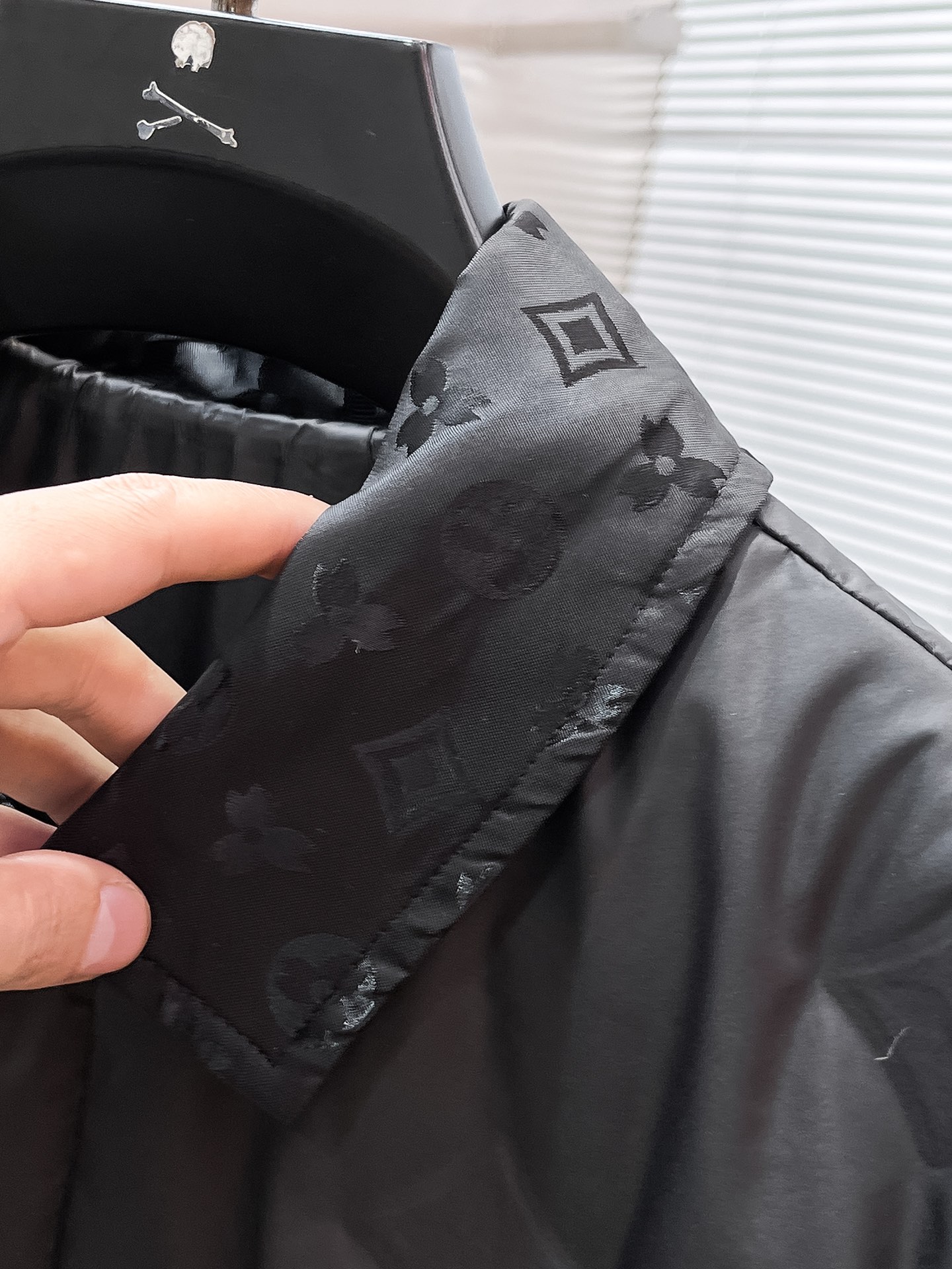 P360  路易威登  LV  2025冬季新款 长款羽绒服 外套，高端版本！专柜定制面料 透气舒适度高，细节无可挑剔，品牌元素设计理念，体现高品质。手感细腻柔软！呈现休闲裁剪，上身版型超赞！🐯码数：M-4XL