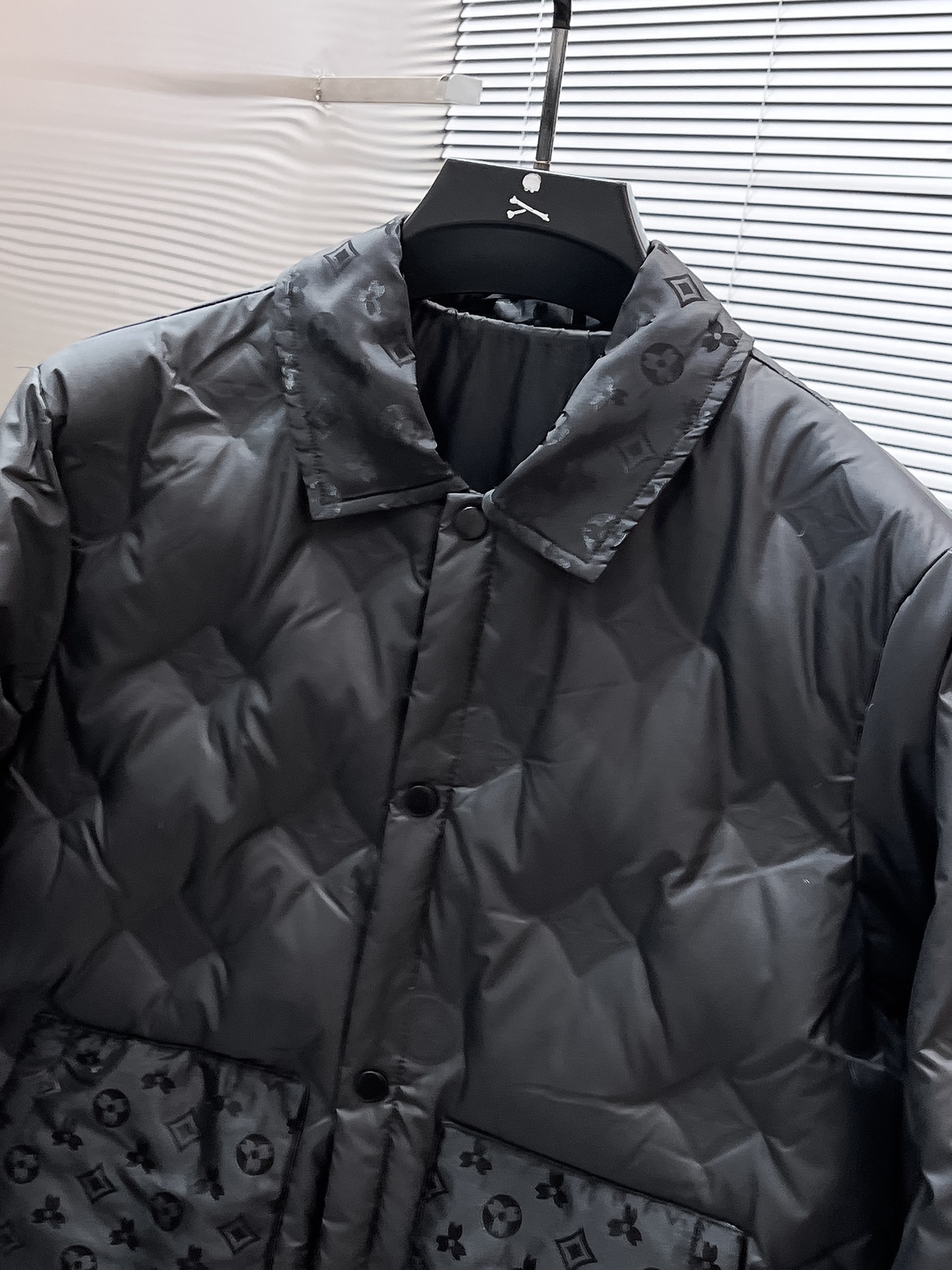 P360  路易威登  LV  2025冬季新款 长款羽绒服 外套，高端版本！专柜定制面料 透气舒适度高，细节无可挑剔，品牌元素设计理念，体现高品质。手感细腻柔软！呈现休闲裁剪，上身版型超赞！🐯码数：M-4XL