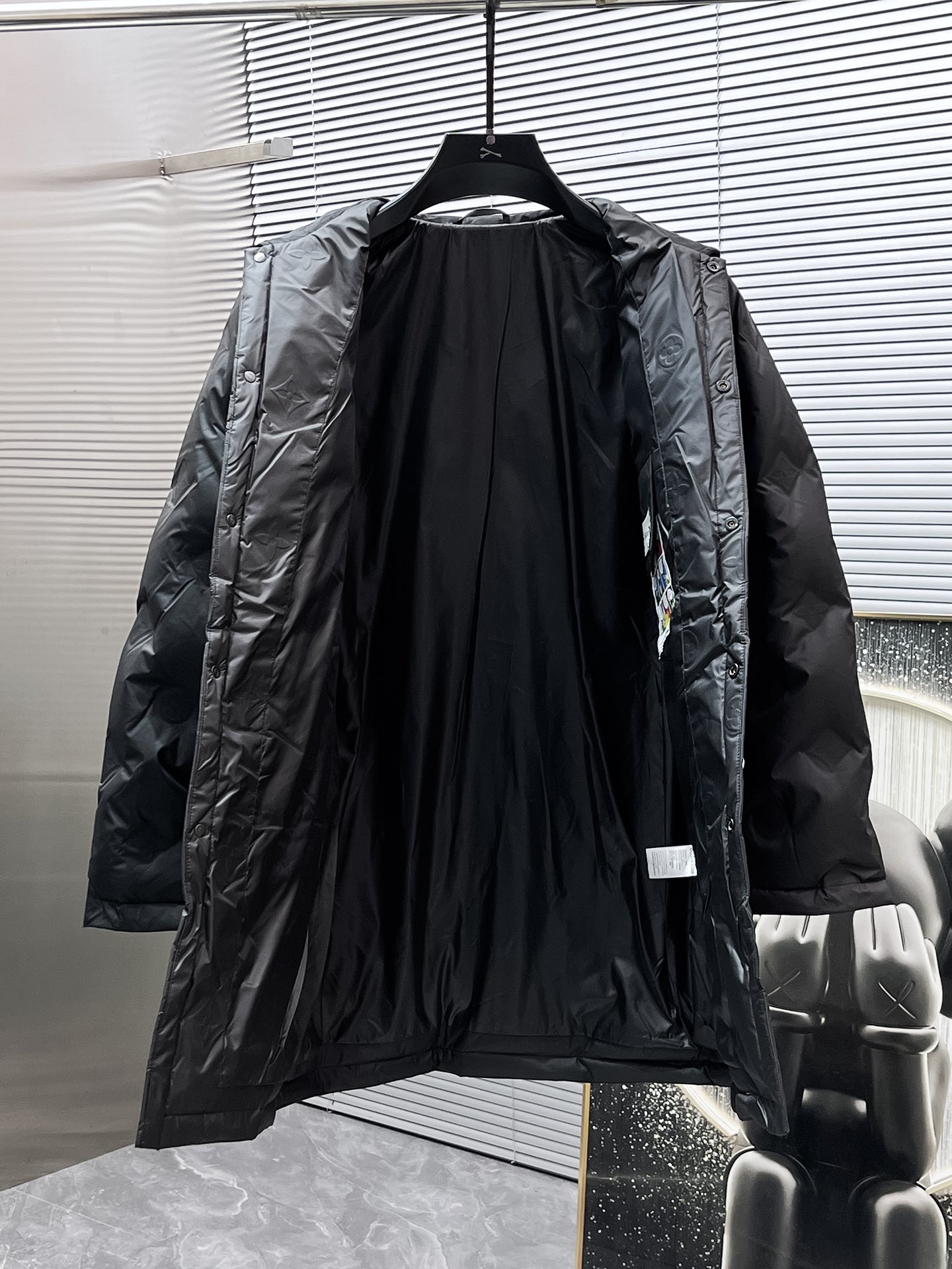 P360  路易威登  LV  2025冬季新款 长款羽绒服 外套，高端版本！专柜定制面料 透气舒适度高，细节无可挑剔，品牌元素设计理念，体现高品质。手感细腻柔软！呈现休闲裁剪，上身版型超赞！🐯码数：M-4XL