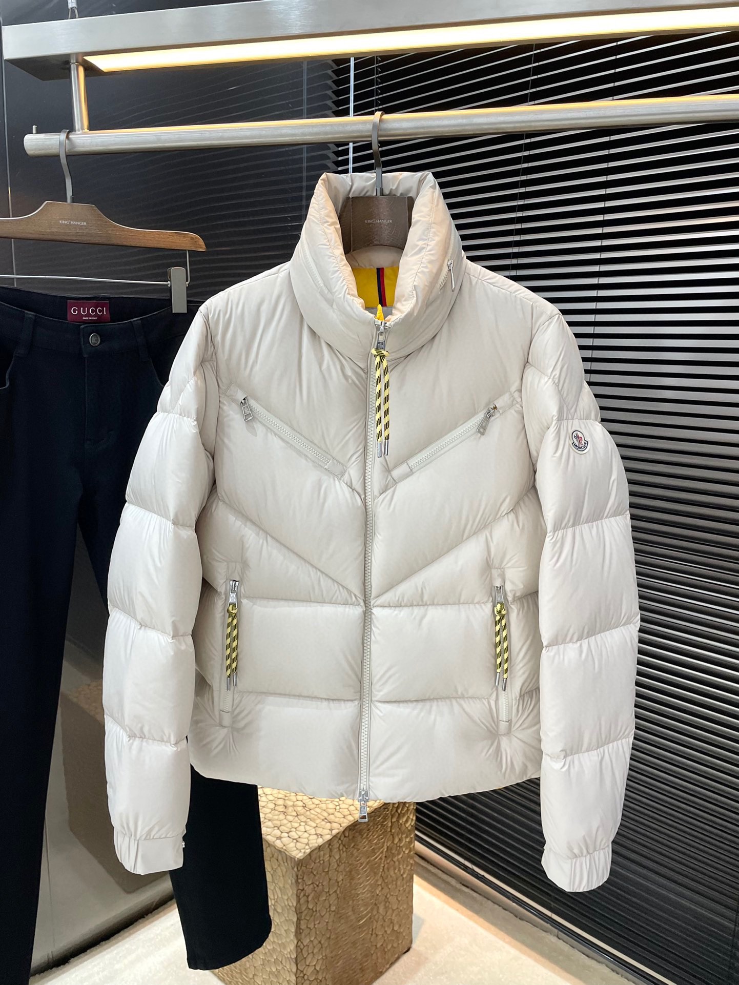 NO:600898,P Monch (Mengjia) 2025 winter clothing series creates a handsome man and highlights his masculine temperament. Simple and fashionable commuter down jacket. Top imported waterproof material fabric. The texture is very soft and comfortable against the skin. Delicate and smooth texture. Super good fit. The upper body is super stylish and handsome. The down jacket feels like it is wrapped with a top-notch duvet. It is warm and comfortable. The version is a simple design with three-dimensional cutting. It simply adds points to the whole dress. The whole piece is warm and fluffy.  National standard 90 white duck down filling has good resilience and can rebound immediately after compression. It is very light, delicate and soft. The better the down, the lighter it is, but the fluffy and fluffy ones are fluffy and light. The upper body is warm and stylish without feeling heavy. It is very wearable and does not look bloated. It can well prevent cold wind invasion!  The first choice for high quality. Compare the details and fabrics. You will know what grade of goods we sell!  Size 1 2 3 4 5,,down jacket,alexander wang19860909P  Monch（蒙家）2025冬装系列 打造帅气型男 彰显男士气质 简约时尚通勤羽绒服 顶级进口防水材料面料 质感很轻柔 贴肤都舒适 细腻顺滑质感 超级好版型 上身超级有型的帅气 羽绒服就感觉包裹了一层顶级的羽绒被 温暖而舒适 版型是立体裁剪的设计简约款 简直给整件衣服加分,整件保暖蓬松度高 国标90白鸭绒填充 回弹力好 压缩后能马上立马回弹起来 非常轻盈 细腻柔软 越好的绒是越轻 但是体积蓬松越大的 蓬松轻盈 上身保暖有型 又不会有负重感 实穿性非常强 不显臃肿 可以很好的防止寒风侵袭！高品质首选 大家到时比一比细节 面料 做你就知道我们卖的是什么级别的货色了！尺码 1 2 3 4 5,,down jacket,alexander wang,Men's clothing