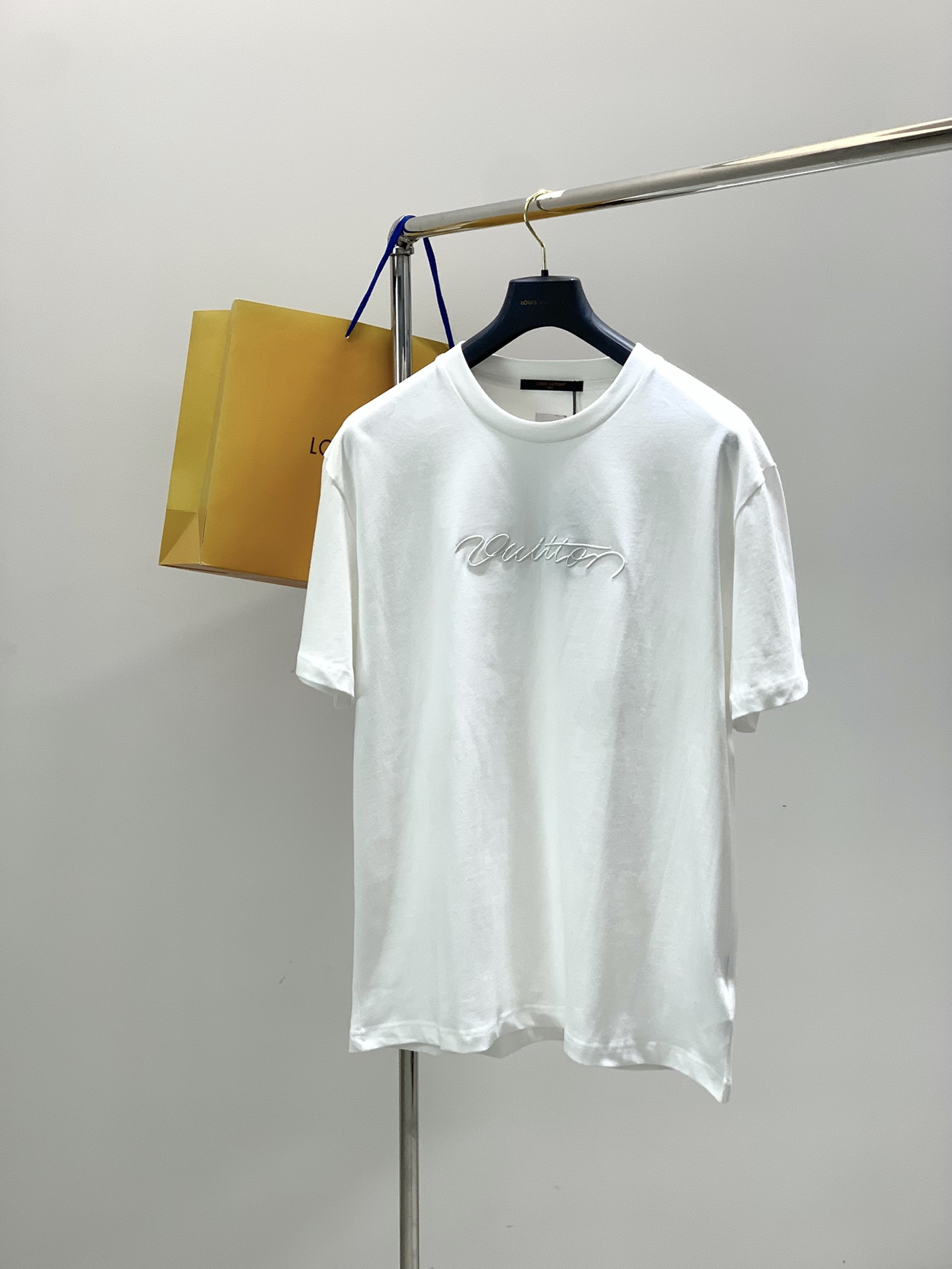 NO:608922,, LouisVuitton Louis Vuitton, the latest model for summer 2025, available at counters at the same time, original order, fashionable and casual round neck short-sleeved T-shirt, the upper body is very unique!  Eye-catching and bright, imported original fabrics, top-notch embroidery crafts letter pattern decorative logo, simple yet fashionable, classic atmosphere, comfortable and breathable, handsome and stylish upper body, 2 colors recommended, size S-XL,, louis vuitton, louis vuitton, T-shirt, tees, t-shirt, alexander wang19860909,LouisVuitton 路易威登,2025夏季最新款,专柜同步有售,原单狠货,时尚休闲圆领短袖T恤,上身很有特点！吸睛而有亮点,进口原版面料,顶级刺绣工艺字母图案装饰Logo,简单而不失时尚,经典大气,舒适透气,上身帅气有型,2色推荐,码数S-XL,,louis vuitton,louis vuitton,T-shirt,tees，t-shirt,alexander wang,Men's clothing