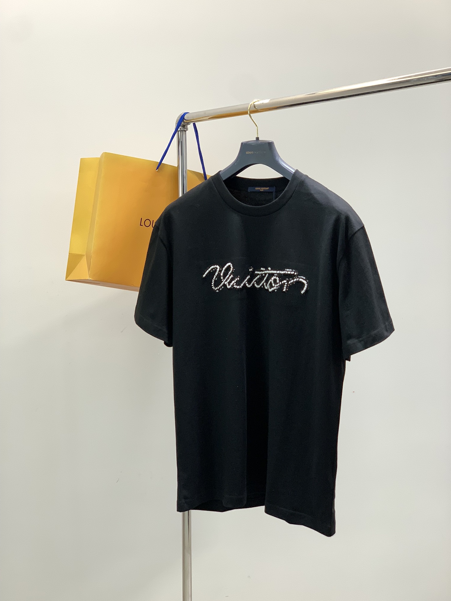 NO:608894,, LouisVuitton Louis Vuitton, the latest model for summer 2025, available at counters at the same time, original order, fashionable and casual round neck short-sleeved T-shirt, the upper body is very unique!  Eye-catching and bright, imported original fabrics, top-notch bead embroidery letter pattern decoration logo, simple yet fashionable, classic atmosphere, comfortable and breathable, handsome and stylish upper body, size S-XL,, louis vuitton, louis vuitton, T-shirt, tees, t-shirt, alexander wang19860909,LouisVuitton 路易威登,2025夏季最新款,专柜同步有售,原单狠货,时尚休闲圆领短袖T恤,上身很有特点！吸睛而有亮点,进口原版面料,顶级珠绣工艺字母图案装饰Logo,简单而不失时尚,经典大气,舒适透气,上身帅气有型,码数S-XL,,louis vuitton,louis vuitton,T-shirt,tees，t-shirt,alexander wang,Men's clothing