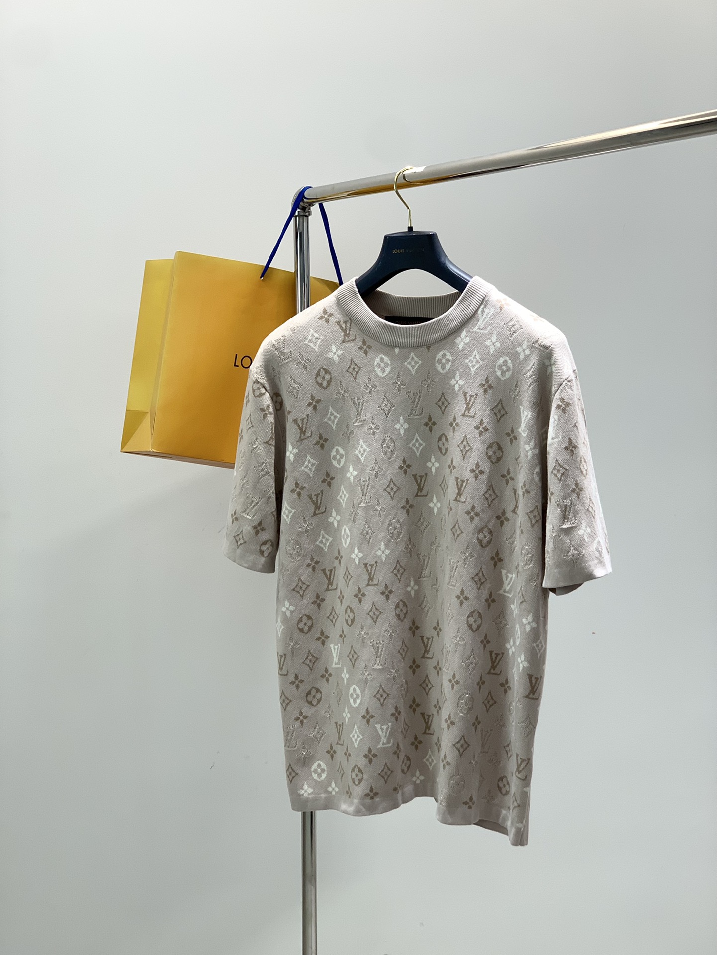 NO:606424,, LouisVuitton Louis Vuitton, the latest autumn style, available at counters simultaneously, original order, fashionable and casual knitted round neck short sleeves, the upper body is very unique!  Eye-catching and bright, imported original fabrics, top knitting technology letter pattern decoration logo, simple yet fashionable, classic atmosphere, comfortable and breathable, handsome and stylish upper body, size S-XL,, louis vuitton, louis vuitton, T-shirt, alexander wang19860909,LouisVuitton 路易威登,秋季最新款,专柜同步有售,原单狠货,时尚休闲针织圆领短袖,上身很有特点！吸睛而有亮点,进口原版面料,顶级针织工艺字母图案装饰Logo,简单而不失时尚,经典大气,舒适透气,上身帅气有型,码数S-XL,,louis vuitton,louis vuitton,T-shirt,alexander wang,Men's clothing