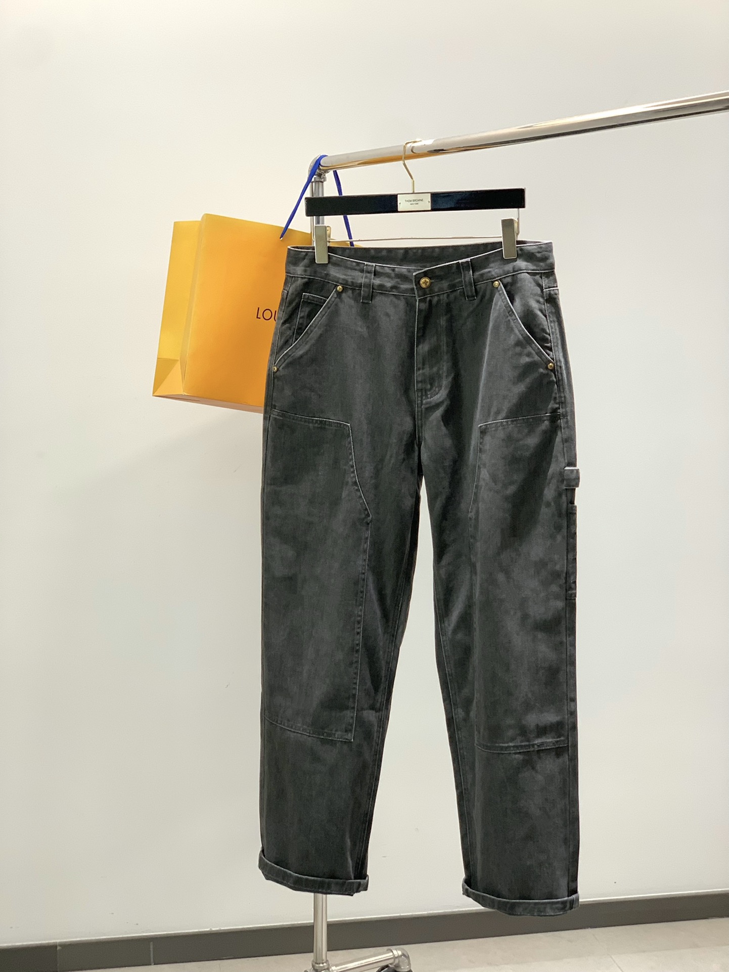 NO:608904,, Louis Vuitton, the latest model for autumn and winter 2025, available at counters simultaneously, original order, fashionable and casual washed jeans, the upper body is very unique!  Eye-catching and bright, imported original fabrics, top embroidery crafts letter pattern decorative logo, original hardware accessories decoration, simple yet fashionable, classic atmosphere, comfortable and breathable, handsome and stylish upper body, 2 colors recommended, size M-3XL,, louis vuitton, louis vuitton, jeans, alexander wang19860909,LouisVuitton 路易威登,2025秋冬最新款,专柜同步有售,原单狠货,时尚休闲水洗牛仔裤,上身很有特点！吸睛而有亮点,进口原版面料,顶级刺绣工艺字母图案装饰Logo,原版五金辅料装饰,简单而不失时尚,经典大气,舒适透气,上身帅气有型,2色推荐,码数M-3XL,,louis vuitton,louis vuitton,jeans,alexander wang,Men's clothing