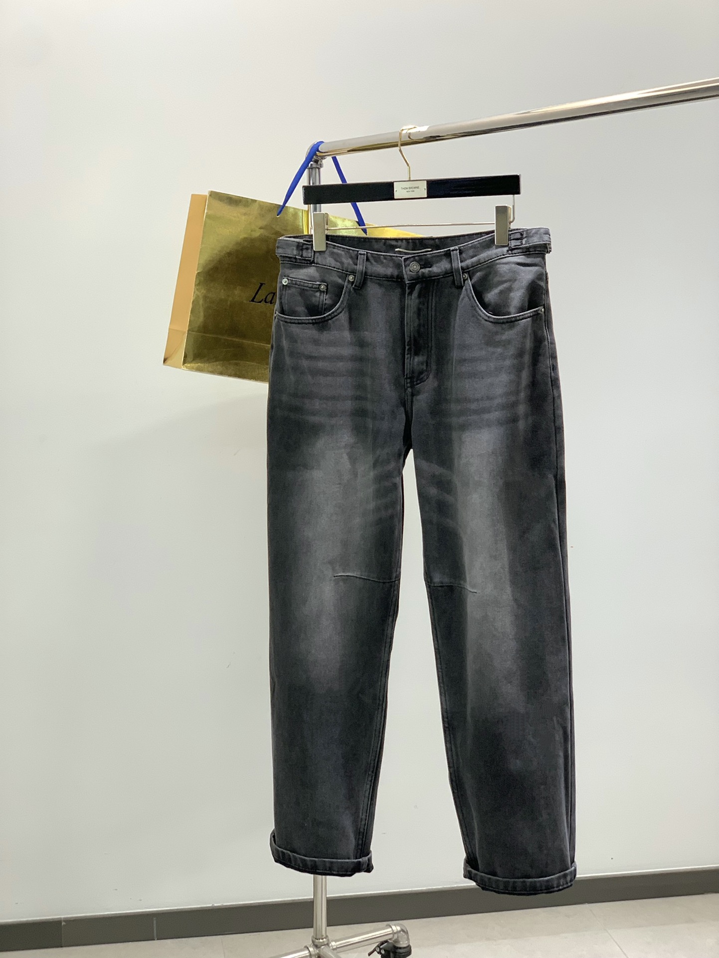 NO:643883,, Saint Laurent, the latest autumn and winter products, available at the counter simultaneously, original goods, washed casual jeans, imported original washed stretch fabric, comfortable and elastic, top-grade rubber printing technology letter pattern decoration logo, original hardware accessories decoration, unique design, super correct version, comfortable and breathable, extremely high grade, counter quality, handsome and stylish upper body, size M-3XL,, saint laurent, saint laurent, jeans, alexander  wang19860909,Saint Laurent 圣罗兰,秋冬最新品,专柜同步有售,原单狠货,水洗休闲牛仔裤,进口原版水洗弹力面料,舒适有弹性,顶级印胶工艺字母图案装饰logo,原版五金辅料装饰,独特设计,版型超正,舒适透气,档次极高,专柜品质,上身帅气有型,码数M-3XL,,saint laurent,saint laurent,jeans,alexander wang,Men's clothing