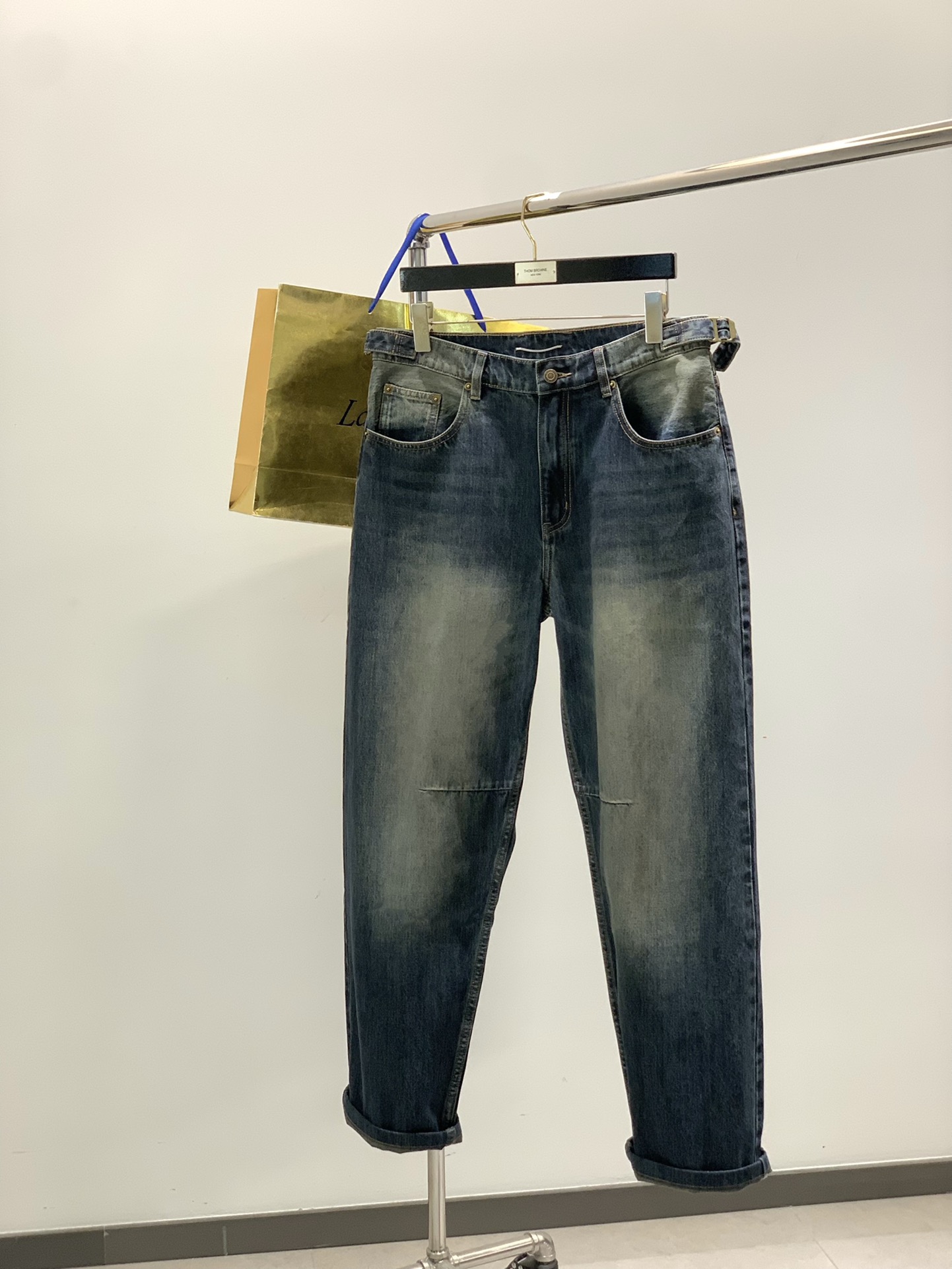 NO:608885,, Saint Laurent, 2025 autumn and winter latest products, available at counters simultaneously, original goods, washed casual jeans, imported original washed stretch fabrics, comfortable and elastic, top-grade rubber printing process letter pattern decorative logo, original hardware accessories decoration, unique design, super correct version, comfortable and breathable, extremely high-grade, counter quality, handsome and stylish upper body, size M-3XL,, saint laurent, saint  laurent,jeans,alexander wang19860909,Saint Laurent 圣罗兰,2025秋冬最新品,专柜同步有售,原单狠货,水洗休闲牛仔裤,进口原版水洗弹力面料,舒适有弹性,顶级印胶工艺字母图案装饰logo,原版五金辅料装饰,独特设计,版型超正,舒适透气,档次极高,专柜品质,上身帅气有型,码数M-3XL,,saint laurent,saint laurent,jeans,alexander wang,Men's clothing