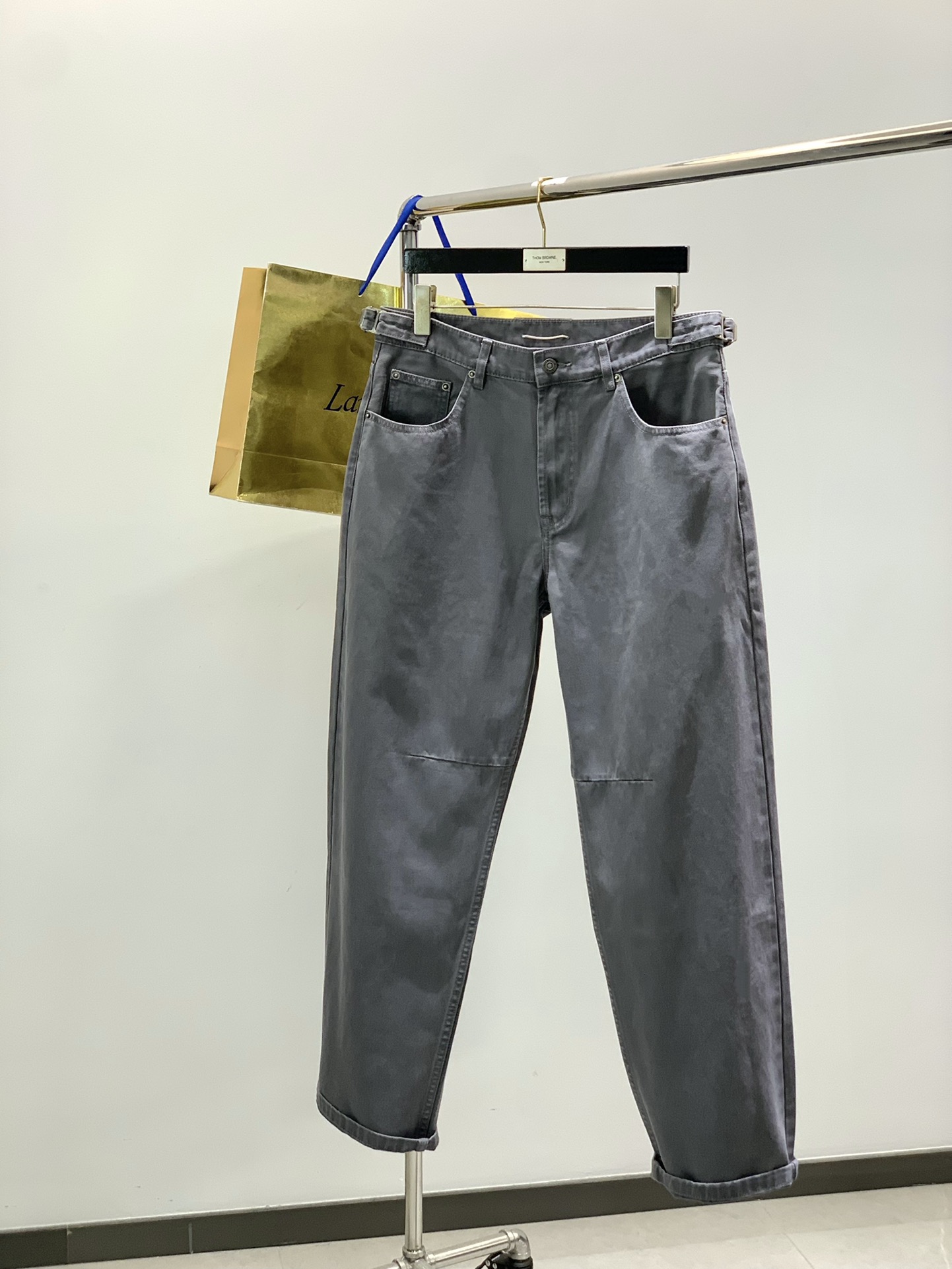 NO:608927,, Saint Laurent, 2025 autumn and winter latest products, available at counters simultaneously, original goods, washed casual jeans, imported original washed stretch fabrics, comfortable and elastic, top-grade rubber printing process letter pattern decorative logo, original hardware accessories decoration, unique design, super correct version, comfortable and breathable, extremely high-grade, counter quality, handsome and stylish upper body, size M-3XL,, saint laurent, saint  laurent,jeans,alexander wang19860909,Saint Laurent 圣罗兰,2025秋冬最新品,专柜同步有售,原单狠货,水洗休闲牛仔裤,进口原版水洗弹力面料,舒适有弹性,顶级印胶工艺字母图案装饰logo,原版五金辅料装饰,独特设计,版型超正,舒适透气,档次极高,专柜品质,上身帅气有型,码数M-3XL,,saint laurent,saint laurent,jeans,alexander wang,Men's clothing