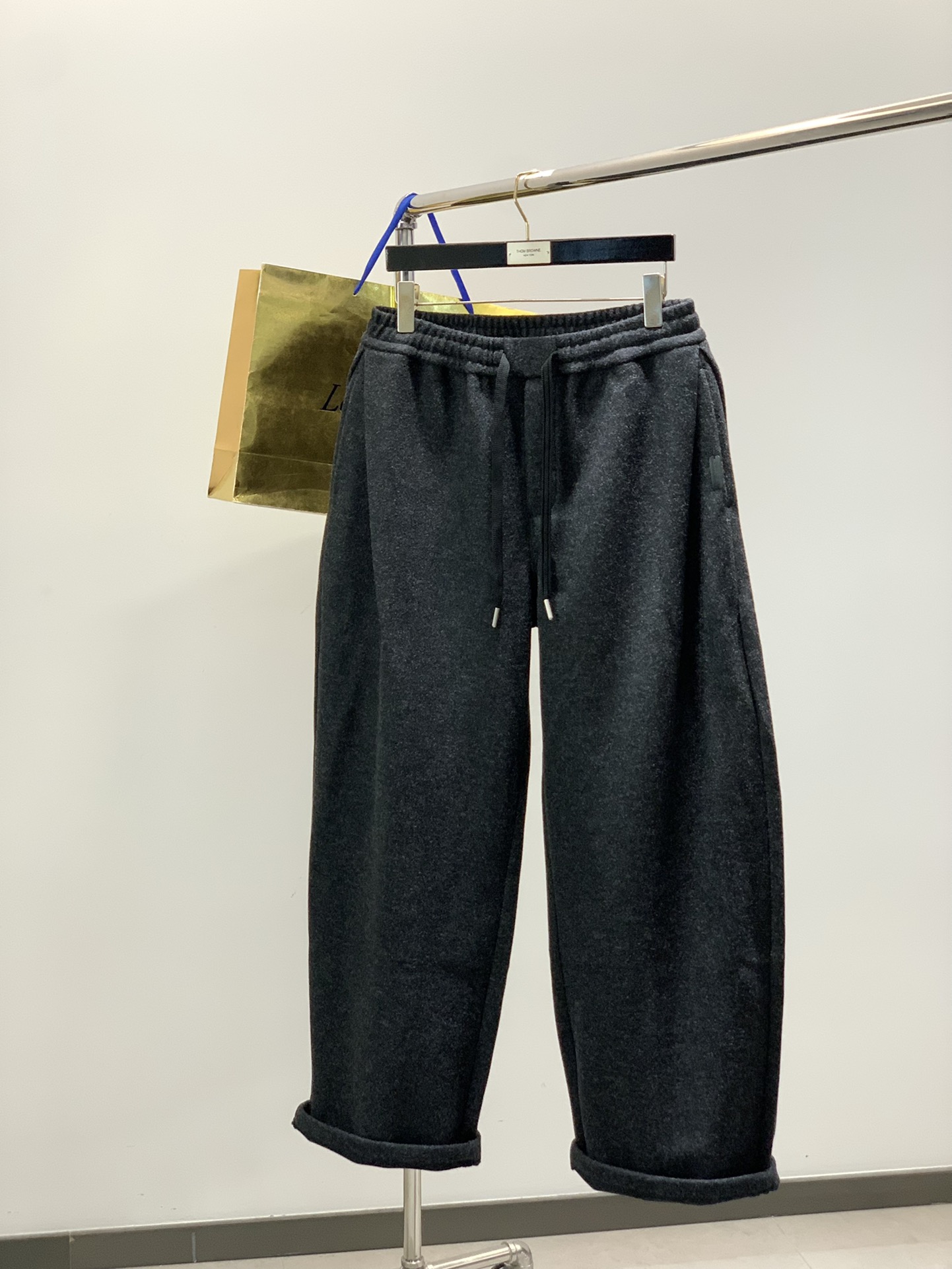 NO:608914,, LP (Loro Piana), the latest winter product of 2025, available at counters at the same time, original goods, fashionable casual pants, using imported original fabrics, top-grade rubber printing technology, letter pattern decoration logo, original hardware accessories decoration, extremely high grade, comfortable and versatile, and the upper body is very handsome!  Size M-3XL,,loro piana,loro piana,alexander wang19860909,LP(Loro Piana ),2025冬季最新品,专柜同步有售,原单狠货,时尚休闲裤,采用进口原版面料,顶级印胶工艺字母图案装饰logo,原版五金辅料装饰,档次极高,舒适百搭,上身帅气十足！码数M-3XL,,loro piana,loro piana,alexander wang,Men's clothing