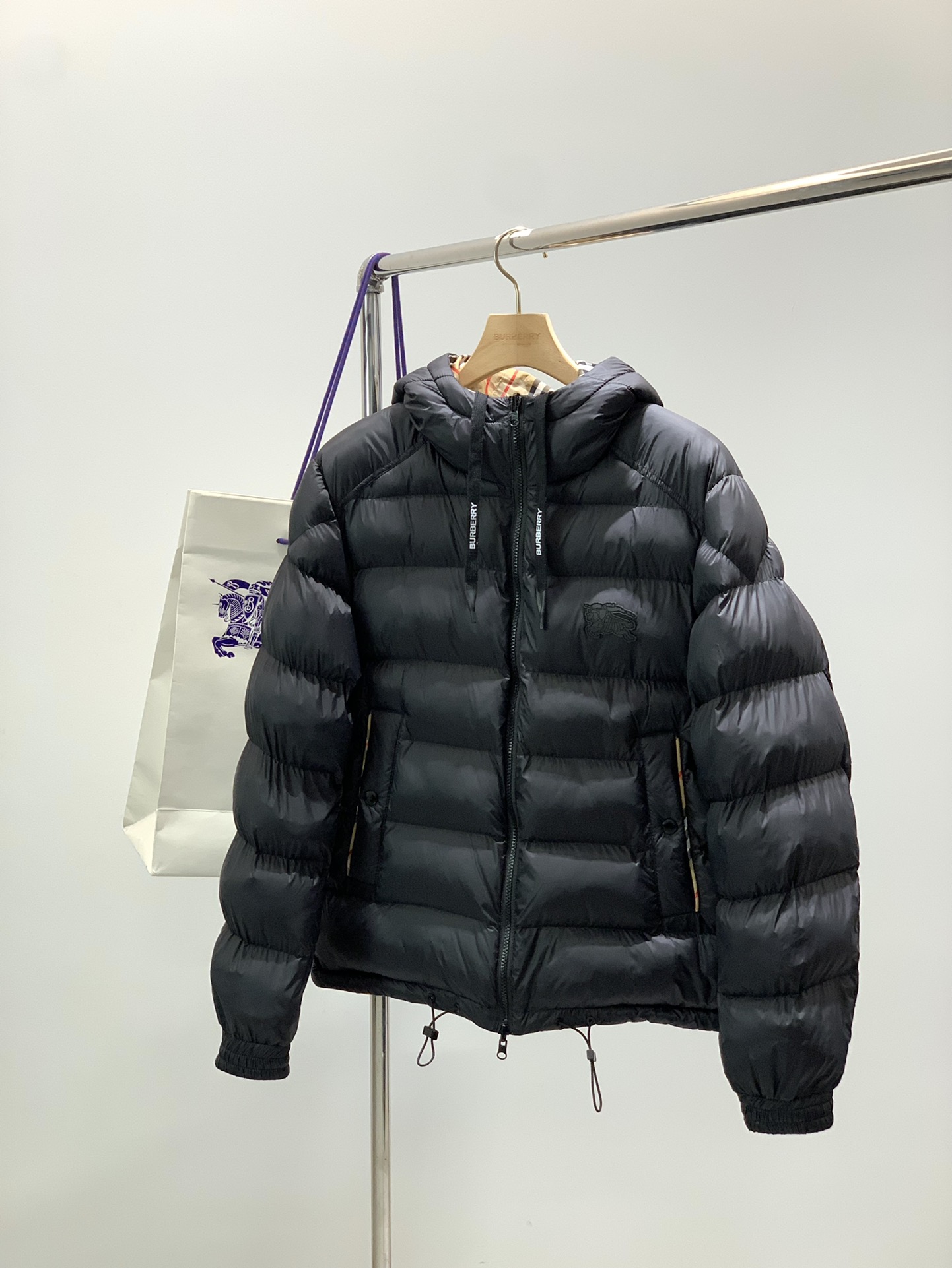 NO:608863,, Burberry, 2025 winter latest products, available at counters simultaneously, original goods, fashionable and casual reversible hooded cotton jacket, imported original fabrics, comfortable and breathable upper body, top-notch rubber printing letter pattern logo, original hardware accessories decoration, extremely high-grade, comfortable and versatile, handsome upper body, size M-3XL,, burberry, burberry, jackets & coats, hats, alexander wang19860909,Burberry 巴宝莉,2025冬季最新品,专柜同步有售,原单狠货,时尚休闲两面穿连帽棉服外套,进口原版面料,上身舒适透气,顶级印胶工艺字母图案logo,原版五金辅料装饰,档次极高,舒适百搭,上身帅气十足,码数M-3XL,,burberry,burberry,jackets & coats,hats,alexander wang,Men's clothing