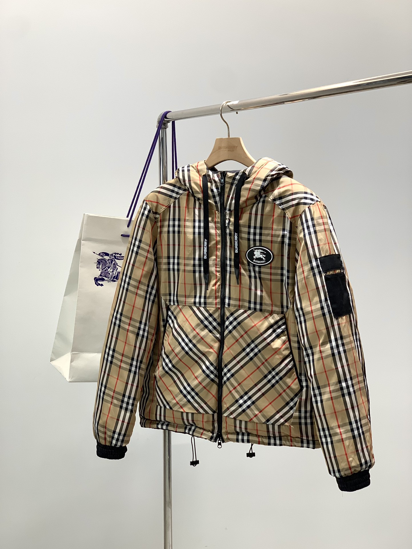 NO:690458,, Burberry, the latest winter products, available at counters simultaneously, original goods, fashionable and casual reversible hooded cotton jacket, imported original fabrics, upper body comfortable and breathable, top-notch rubber printing letter pattern logo, original hardware accessories decoration, extremely high grade, comfortable and versatile, handsome upper body, size M-3XL,, burberry, burberry, jackets & coats, hats,19860909,Burberry 巴宝莉,冬季最新品,专柜同步有售,原单狠货,时尚休闲两面穿连帽棉服外套,进口原版面料,上身舒适透气,顶级印胶工艺字母图案logo,原版五金辅料装饰,档次极高,舒适百搭,上身帅气十足,码数M-3XL,,burberry,burberry,jackets & coats,hats,,Men's clothing