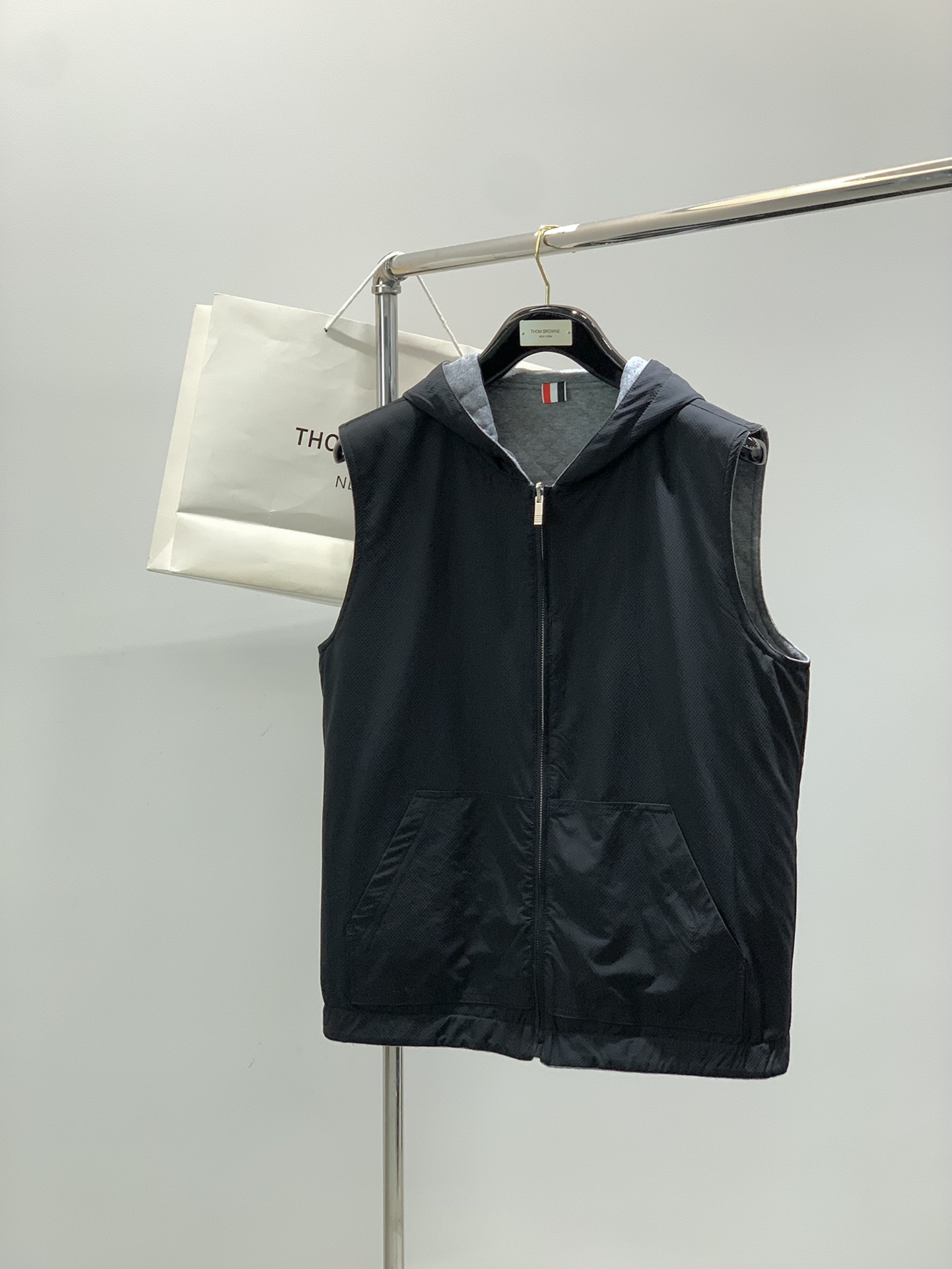 NO:608887,, Thom Browne, 2025 winter latest product, fashionable and casual reversible cotton hooded vest, available at counters, original goods, imported original fabrics, excellent comfort, top printing technology letter pattern logo, original hardware accessories decoration, extremely high grade, easy and versatile, handsome and stylish upper body, size M-3XL,,thom browne,hats,alexander wang19860909,Thom Browne 汤姆·布朗 ,2025冬季最新品,时尚休闲两面穿棉连帽马甲,专柜同步有售,原单狠货,采用进口原版面料,舒适度极佳,顶级印花工艺字母图案logo,原版五金辅料装饰,档次极高,从容百搭,上身帅气有型,码数M-3XL,,thom browne,hats,alexander wang,Men's clothing