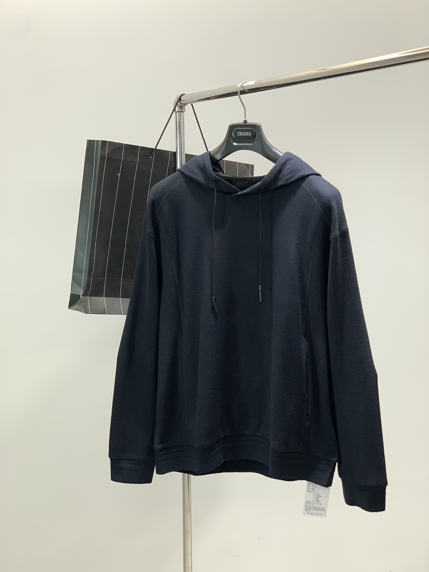 NO:608882,, Zegna, 2025 autumn latest product, available at counters at the same time, original order, fashionable and casual hooded jacket, made of imported original fabrics, comfortable and breathable, top-notch printing technology, letter pattern decoration logo, original hardware accessories decoration, the upper body is very handsome!  Size M-3XL, 2 colors recommended, hot style,,zegna,jackets & coats,hats,alexander wang19860909,杰尼亚 Zegna,2025秋季最新品,专柜同步有售,原单狠货,时尚休闲连帽外套,采用进口原版面料,舒适透气,顶级印花工艺字母图案装饰logo,原版五金辅料装饰,上身帅气十足！码数M-3XL,2色推荐,爆款,,zegna,jackets & coats,hats,alexander wang,Men's clothing