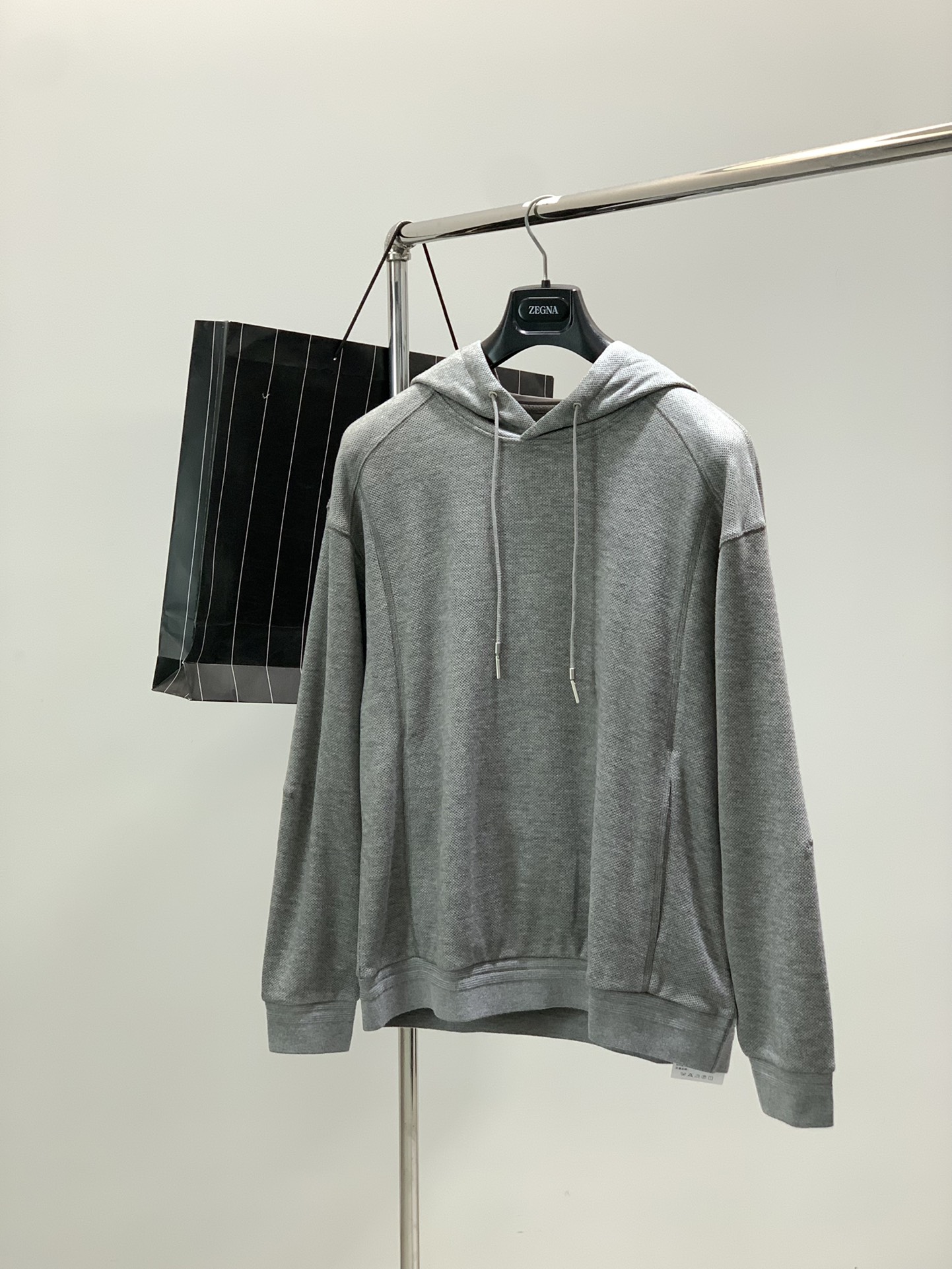 NO:690462,, Zegna, the latest autumn products, available at counters simultaneously, original goods, fashionable and casual hooded jacket, made of imported original fabrics, comfortable and breathable, top-notch printing technology, letter pattern decoration logo, original hardware accessories decoration, the upper body is very handsome!  Size M-3XL, 2 colors recommended, hot style,,zegna,jackets & coats,hats,19860909,杰尼亚 Zegna,秋季最新品,专柜同步有售,原单狠货,时尚休闲连帽外套,采用进口原版面料,舒适透气,顶级印花工艺字母图案装饰logo,原版五金辅料装饰,上身帅气十足！码数M-3XL,2色推荐,爆款,,zegna,jackets & coats,hats,,Men's clothing