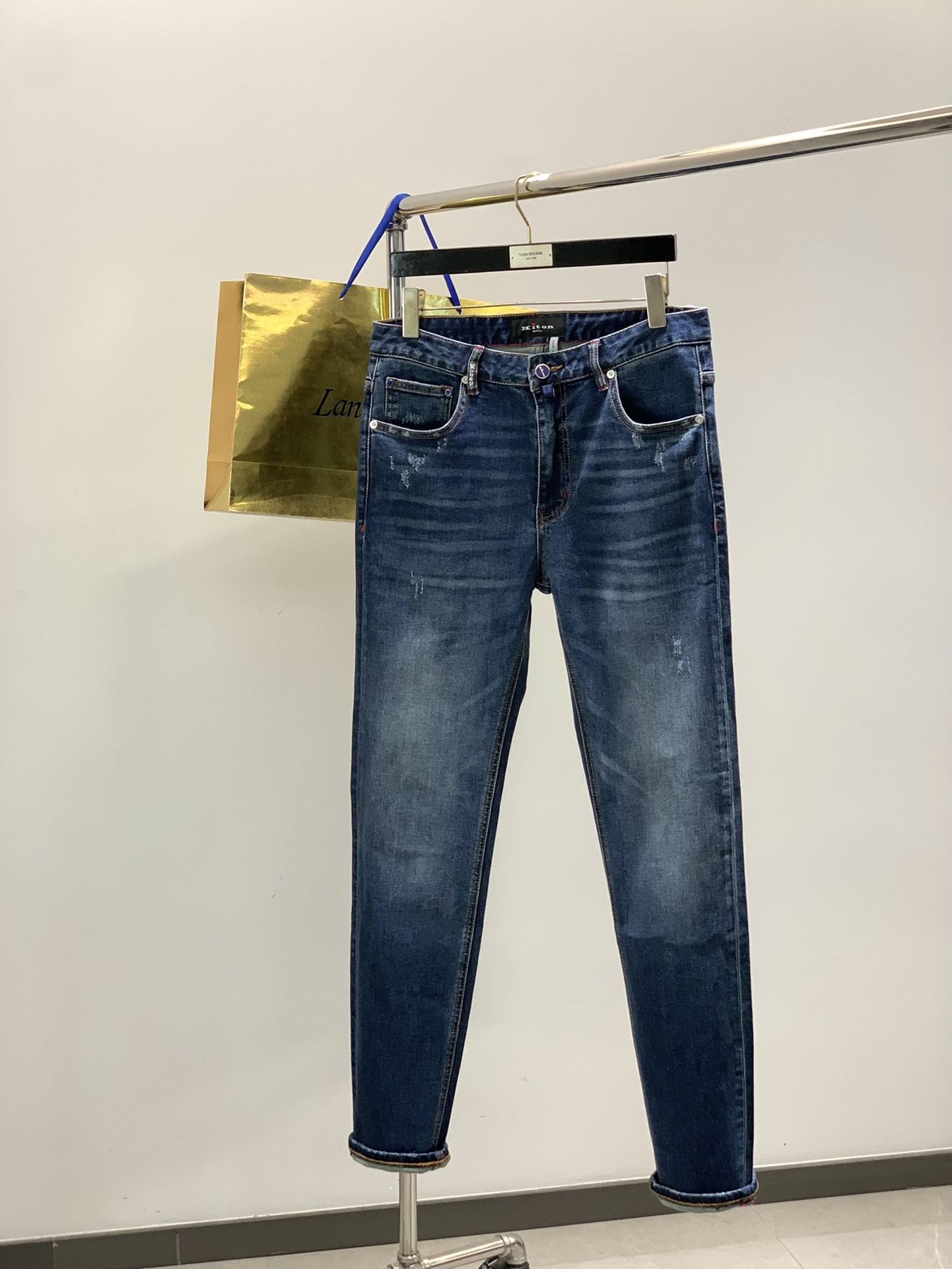 NO:608867,, Kiton, 2025 autumn latest products, available at counters simultaneously, fashionable and casual washed jeans, imported original washed fabrics, extremely complicated workmanship, the only channel that can be used as a purchasing agent, top-notch embroidery craft letter pattern logo, original hardware accessories decoration, extremely high-grade, comfortable and versatile, handsome and stylish upper body, code number 29-38,, jeans, alexander wang19860909,Kiton,2025秋季最新品,专柜同步有售,时尚休闲水洗牛仔裤,进口原版水洗面料,做工极为复杂,唯一可以做代购级别的渠道狠货,顶级刺绣工艺字母图案logo,原版五金辅料装饰,档次极高,舒适百搭,上身帅气有型,码数29-38,,jeans,alexander wang,Men's clothing