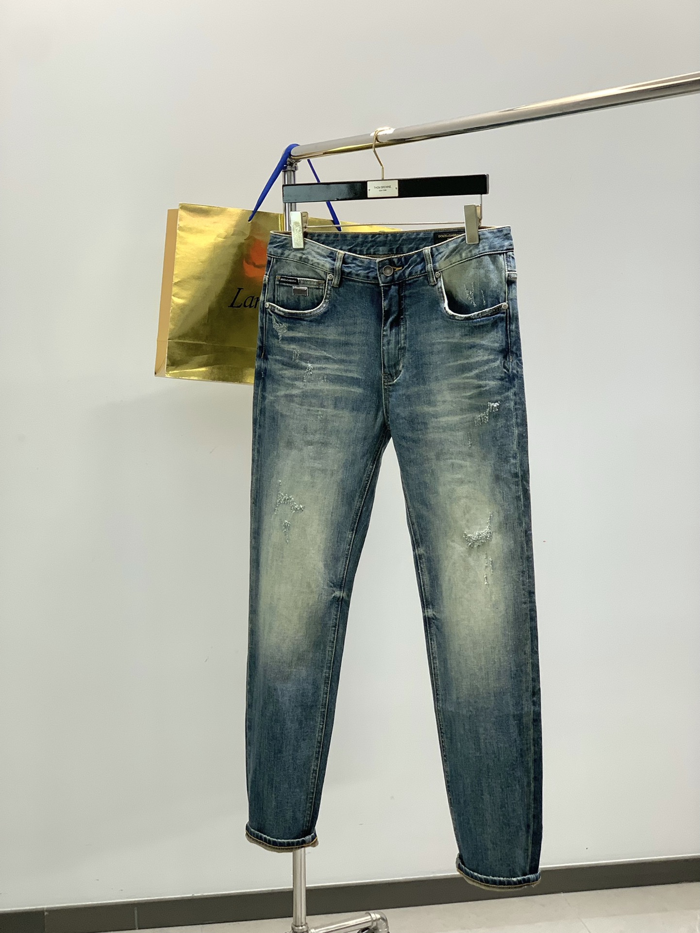 NO:608880,,DOLCE&GABBANA  Dolce & Gabbana, 2025 autumn latest product, available at official website counters simultaneously, original order, super stylish jeans, customized original washed denim fabric, top-notch printing technology letter pattern logo, original hardware accessories decoration, unique design style, extremely  One of the best jeans, the materials and craftsmanship are extremely luxurious and exquisite, the grade is very high, the upper body is handsome and stylish, the size is 29-38,,Dolce&Gabbana,Dolce&Gabbana,jeans,alexander  wang19860909,DOLCE&GABBANA 杜嘉班纳,2025秋季最新品,官网专柜同步有售,原单狠货,超级有范儿的一款牛仔裤,定制原版水洗牛仔面料,顶级印花工艺字母图案logo,原版五金辅料装饰,独特设计风格,极为翘楚的一款牛仔裤,用料与工艺都极致奢华精湛,档次极高,上身帅气有型,码数29-38,,Dolce&Gabbana,Dolce&Gabbana,jeans,alexander wang,Men's clothing