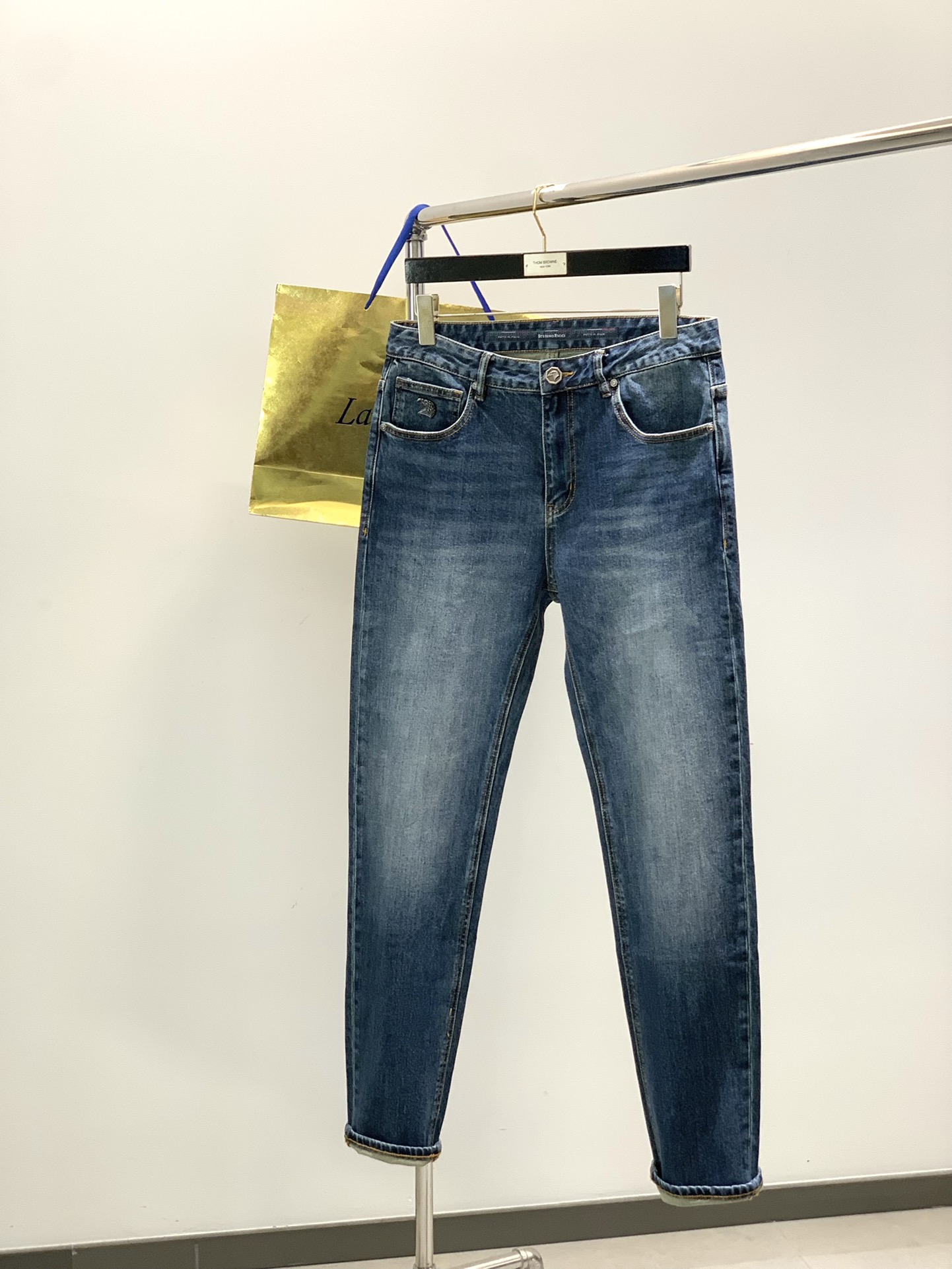 NO:608871,, Stefano Ricci, the latest autumn 2025 product, available at counters simultaneously, original goods, fashionable casual jeans, using imported original fabrics, top embroidery technology letter pattern logo, original hardware accessories decoration, extremely high grade, super correct version, fashionable and stylish upper body, code number 29-38,,jeans,alexander wang19860909,Stefano Ricci 史蒂芬.尼治,2025秋季最新品,专柜同步有售,原单狠货,时尚休闲牛仔裤,采用进口原版面料,顶级刺绣工艺字母图案logo,原版五金辅料装饰,档次极高,版型超正,上身时尚有型,码数29-38,,jeans,alexander wang,Men's clothing