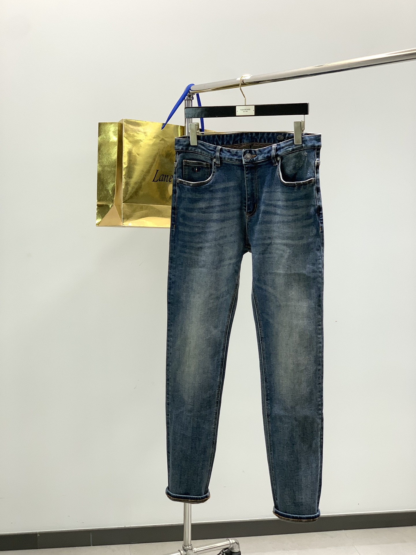 NO:608902,, LP (Loro Piana), the latest product for autumn 2025, available at counters at the same time, original goods, fashionable casual jeans, using imported original fabrics, top-notch embroidery technology, letter pattern decoration logo, original hardware accessories decoration, extremely high grade, comfortable and versatile, and the upper body is very handsome!  Code number 29-38,,loro piana,loro piana,jeans,alexander wang19860909,LP(Loro Piana ),2025秋季最新品,专柜同步有售,原单狠货,时尚休闲牛仔裤,采用进口原版面料,顶级刺绣工艺字母图案装饰logo,原版五金辅料装饰,档次极高,舒适百搭,上身帅气十足！码数29-38,,loro piana,loro piana,jeans,alexander wang,Men's clothing