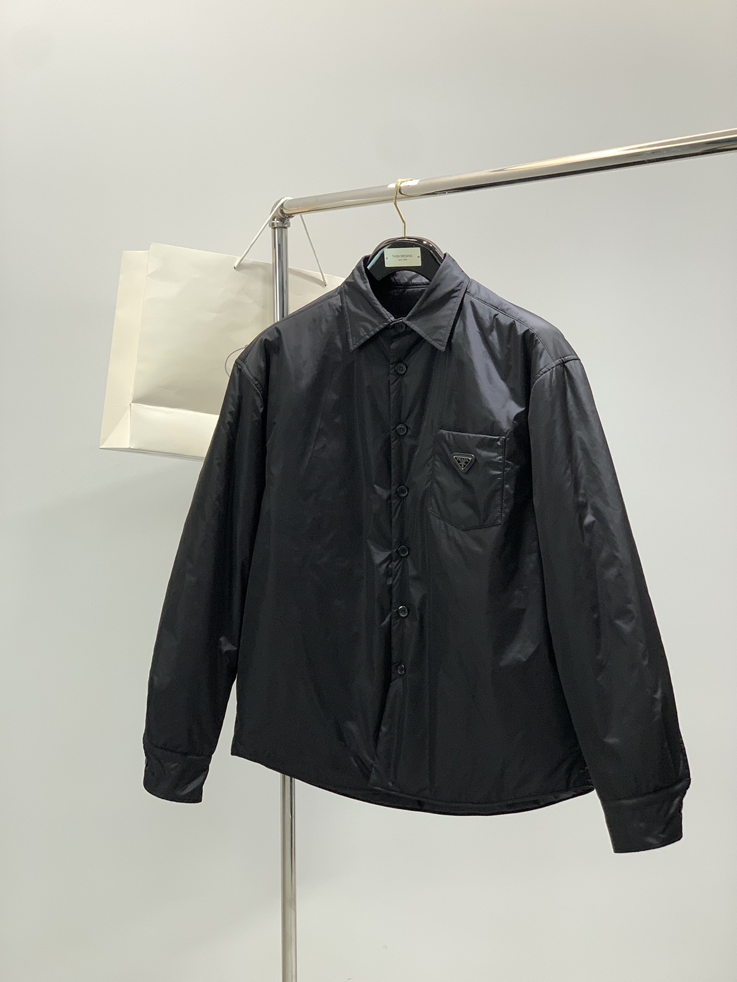 NO:608878,, Prada 2025 autumn and winter Pr*da Milano logo badge shirt style cotton jacket. A classic and practical jacket with a loose body design and tailoring that is both individual and fashionable. It is inherently extraordinary. It is made of high-quality nylon cloth and is lined with fiber silk cotton craft layers to create an extremely delicate and oily retro texture. It adds warmth to the autumn and winter seasons.  The customer-supplied horn button placket perfectly controls the shape and color. The classic triangular Milano badge is made of cross-grain cow leather base + hand-made hardware enamel logo to highlight the quality of the brand image. Same style for men and women. Color: Black Size: M/L/XL/XXL M size: Bust 120cm - Length 76cm - Shoulder width 54cm - Sleeve length 62cm  L code: bust 124cm - dress length 78cm - shoulder width 56cm - sleeve length 63cm19860909,普拉达 2025秋冬Pr*da Milano标识徽章衬衫款棉服夹克外套 格调经典实用型夹克外套,宽松体设计裁剪兼具个性时尚范儿,与生俱来的不平凡. 客供优质尼龙布面,内衬夹纤维丝棉工艺层制作,打造极为细腻油润的复古质感.为秋冬季节增添温暖. 客供牛角纽扣开襟将型色把控完美.经典三角Milano徽章采用十字纹牛皮革基底+手工敲制五金珐琅Logo标彰显品牌形象品质. 男女同款 颜色:黑色 尺码:M/L/XL/XXL  M码:胸围120cm-衣长76cm-肩宽54cm-袖长62cm L码:胸围124cm-衣长78cm-肩宽56cm-袖长63cm XL码:胸围128cm-衣长80cm-肩宽58cm-袖长64cm XXL码:胸围132cm-衣长82cm-肩宽58cm-袖长65cm,,prada,jackets & coats,jackets & coats,shirts,cowhide,alexander wang,Men's clothing