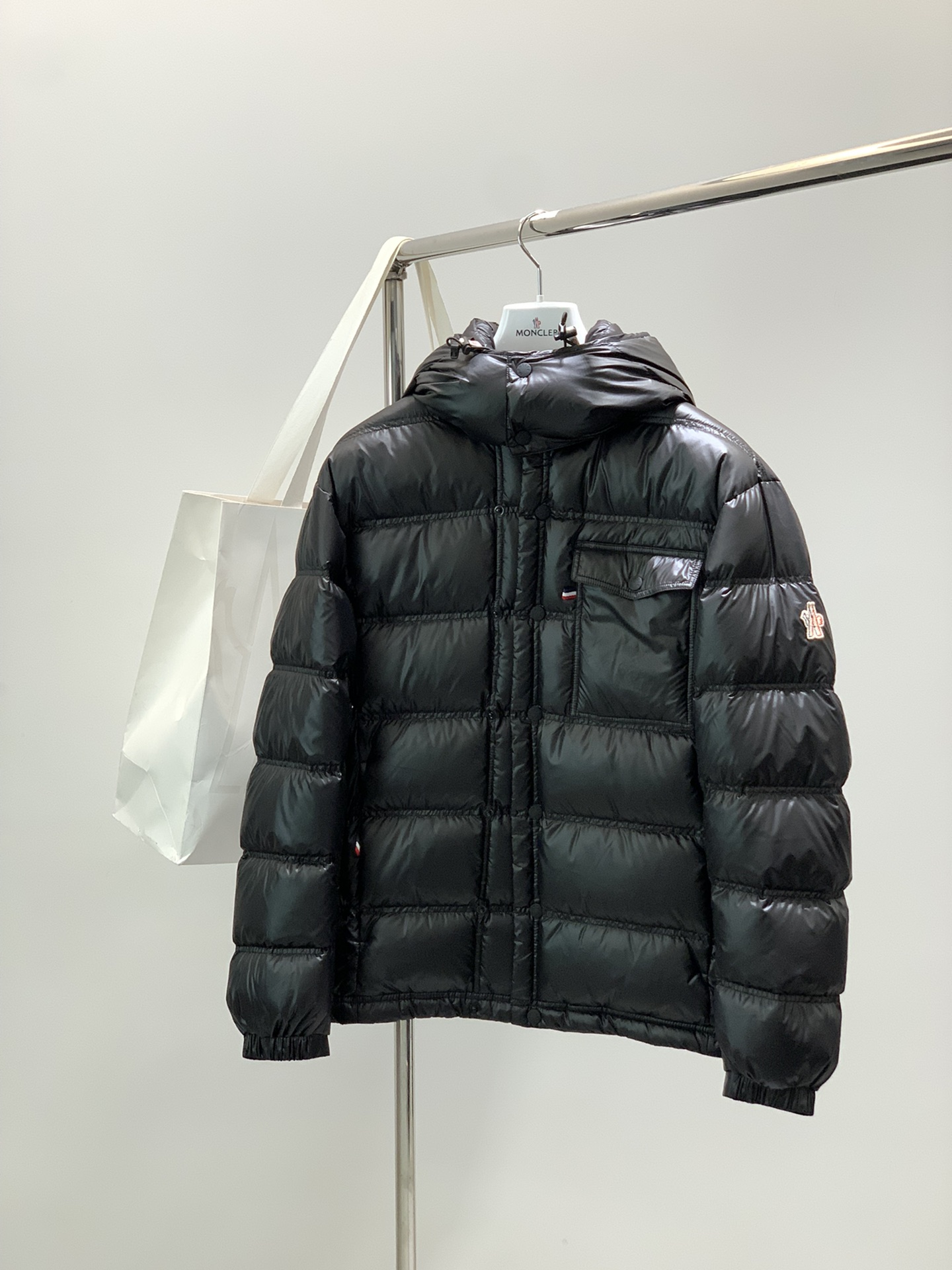 NO:608875,, Mouth-mounted stand-collar down jacket Material 90 white duck down Suitable for seasons Spring, Autumn, Winter Collar-type stand-up collar Sleeves long Sleeves Regular sleeves Regular length Fitted styles Other styles Regular thickness Size 1-5 Model 845935 Size chart 1 Bust 108 Clothing length 62 Sleeve length 66 2 Bust 112 Clothing length 64 Sleeve length 68  3 Bust 116, Dress length 66, Sleeve length 70, 4 Bust, 120, Dress length 68, Sleeve length 71, 5 Bust, 124, Dress length 70, Sleeve length 72,,Moncler,down jacket,alexander wang19860909,蒙口 立领羽绒服 材质 90白鸭绒 适用季节春 秋,冬 领型立领 袖长长袖 袖型常规袖 衣长常规 版型合身 款式其他 厚度常规 尺码 1-5 型号845935 尺码表1胸围108衣长62袖长66 2胸围112衣长64袖长68  3胸围116衣长66袖长70  4胸围120衣长68袖长71  5胸围124衣长70袖长72,,Moncler,down jacket,alexander wang,Men's clothing