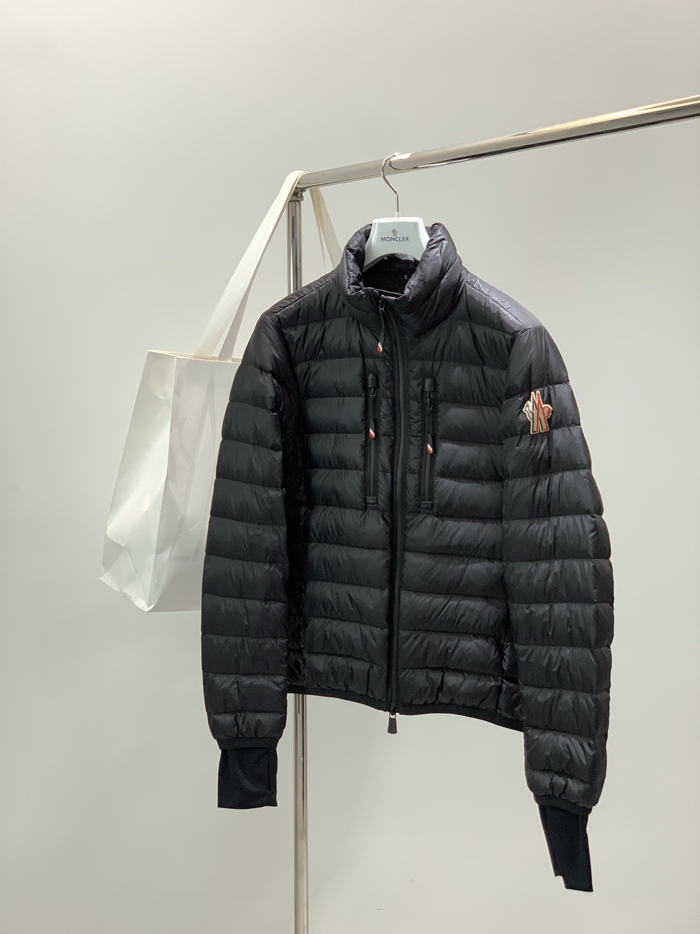 NO:608858,, Meng Mouth 2025 Autumn and Winter Mon*ler Grenoble Hooded Snow Jacket Down Jacket is a fashionable Grenble model with novel details and timeless attributes. The adjustable body design has a firm wrapping and is the most practical. The body has an outstanding color tone and a perfect fit. The durable and practical MicroChic nylon surface is displayed, which is light, comfortable and anti-adsorption, anti-static and locks down. The excellent performance indicators make the cold winter full of vitality and warmth.  DIST goose down is perfectly filled with direct-fill velvet technology, maximizing its ability to keep light and warm against the cold. The fluffy texture reaches the feeling of falling into the hand. The sleeve arm thorns are decorated with the Iron Tower emblem, and the one-piece hood is designed to be three-dimensional and sharper when closed. It is not afraid of the cold wind and makes you energetic in the cold winter. Same style for men and women. Color: Black Size: 1=S 2=M 3=L 4=XL 5=XXL  Size 1: Bust 116cm - Shoulder width 52cm - Clothing length 68cm - Sleeve length 62cm Size 2: Bust 120cm - Shoulder width 53cm - Clothing length 70cm - Sleeve length 63cm Size 3: Bust 124cm - Shoulder width 54cm - Clothing length 72cm - Sleeve length 64cm Size 4: Bust 128cm - Shoulder width 55cm - Clothing length 74cm - Sleeve length 65cm  Size 5: Bust 132cm - Shoulder width 56cm - Clothing length 76cm - Sleeve length 66cm,,Moncler,jackets & coats,jackets & coats,down jacket,hats,alexander wang19860909,蒙口 2025秋冬Mon*ler Grenoble连帽风雪夹克羽绒服外套 时尚Grenble款,新颖细节及永不过时的属性,可调节衣身设计包裹性牢靠,实用性最强. 衣身色调感出众,着身效果完美.经久实用的MicroChic尼龙面展示,轻盈舒适抗吸附,防静电更锁绒,性能指标卓越绩效让寒冬中充满活力与温暖. DIST鹅绒运用直充绒技术的完美填充,轻盈保暖御寒能力提升到了最大限度.蓬松质感达到坠手的感觉. 袖臂刺配铁塔徽章装饰,连体兜帽设计造型,帽子闭合状态立体感十足,造型更加犀利,不怕寒风凛冽让你在寒冬中活力四射. 男女同款 颜色:黑色 尺码:1=S 2=M 3=L 4=XL 5=XXL 1码:胸围116cm-肩宽52cm-衣长68cm-袖长62cm 2码:胸围120cm-肩宽53cm-衣长70cm-袖长63cm 3码:胸围124cm-肩宽54cm-衣长72cm-袖长64cm 4码:胸围128cm-肩宽55cm-衣长74cm-袖长65cm 5码:胸围132cm-肩宽56cm-衣长76cm-袖长66cm,,Moncler,jackets & coats,jackets & coats,down jacket,hats,alexander wang,Men's clothing