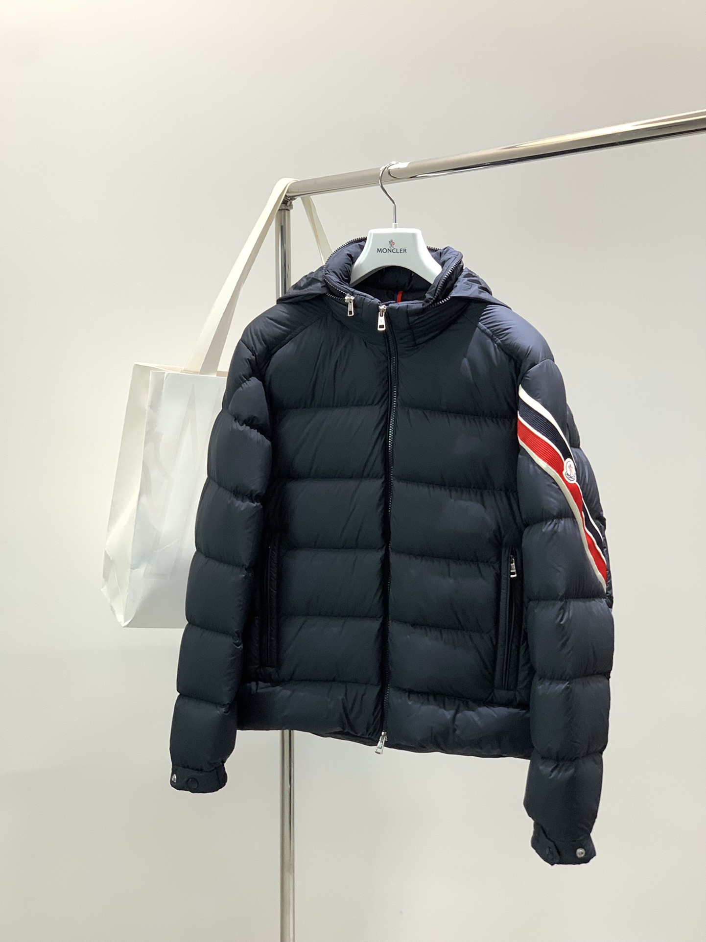 NO:608913,, Meng Mouth 2025 Autumn and Winter Mon*ler Solayan Arm Color Striped Armband Jacket Down Jacket A quilted down jacket full of ingenuity. Modern style and avant-garde elements appear again...a popular style with solid packaging proportions and practical wear. Imported nylon fiber nylon material, matte satin, light, comfortable and anti-adsorption, anti-static and locking down, excellent performance indicators make the cold winter full of vitality and warmth.  The two-way die-cast zipper placket design, the sleeves are spliced with the latest knitted color strip elements, showing the vitality more vividly. The color fusion is perfect. European standard environmentally friendly DIST-90 goose down, direct-fill velvet technology is perfectly filled, and the lightness and warmth are maximized. The fluffy texture makes it feel like falling in the hand.  The sleeve arm thorns are decorated with classic felt badges, and the hidden wind hood design. The shape of the quilted structure system is also sharper, and the cold wind is still warm as spring. Same style for men and women. Color: Navy Blue Size: 1=S 2=M 3=L 4=XL 5=XX Size 1: Bust 112cm-Shoulder Width 47cm-Length 67cm-Sleeve Length 65cm  Size 2: Bust 116cm - Shoulder width 48cm - Clothing length 68cm - Sleeve length 66cm Size 3: Bust 120cm - Shoulder width 49cm - Clothing length 69cm - Sleeve length 67cm Size 4: Bust 124cm - Shoulder width 50cm - Clothing length 70cm - Sleeve length 68cm  Size 5: bust 128cm - shoulder width 51cm - length 72cm - sleeve length 69cm, Moncler, jackets & coats, down jacket, hats, alexander wang19860909,蒙口 2025秋冬Mon*ler Solayan手臂彩条袖标夹克羽绒服 匠心弥漫的绗缝羽绒夹克.现代风格和前卫元素再度亮相....包裹比例牢靠,实穿百搭的风靡款. 进口锦纶纤维尼龙材质,哑色缎面,轻盈舒适抗吸附,防静电更锁绒,性能指标卓越绩效让寒冬中充满活力与温暖. 双向压铸型拉链门襟设计,袖筒采用最新针织彩条元素拼接,活力感展示的更淋漓尽致.色泽融合感达到完美. 欧标环保DIST-90鹅绒,直充绒技术完美填充,轻盈保暖御寒能力提升到了最大限度.蓬松质感达到坠手的感觉. 袖臂刺配经典毛毡徽章装饰,隐藏式风兜帽设计.绗缝结构体系的造型也更加犀利,寒风凛冽依旧温暖如春. 男女同款 颜色:藏蓝色 尺码:1=S 2=M 3=L 4=XL 5=XX 1码:胸围112cm-肩宽47cm-衣长67cm-袖长65cm 2码:胸围116cm-肩宽48cm-衣长68cm-袖长66cm 3码:胸围120cm-肩宽49cm-衣长69cm-袖长67cm 4码:胸围124cm-肩宽50cm-衣长70cm-袖长68cm 5码:胸围128cm-肩宽51cm-衣长72cm-袖长69cm,,Moncler,jackets & coats,down jacket,hats,alexander wang,Men's clothing