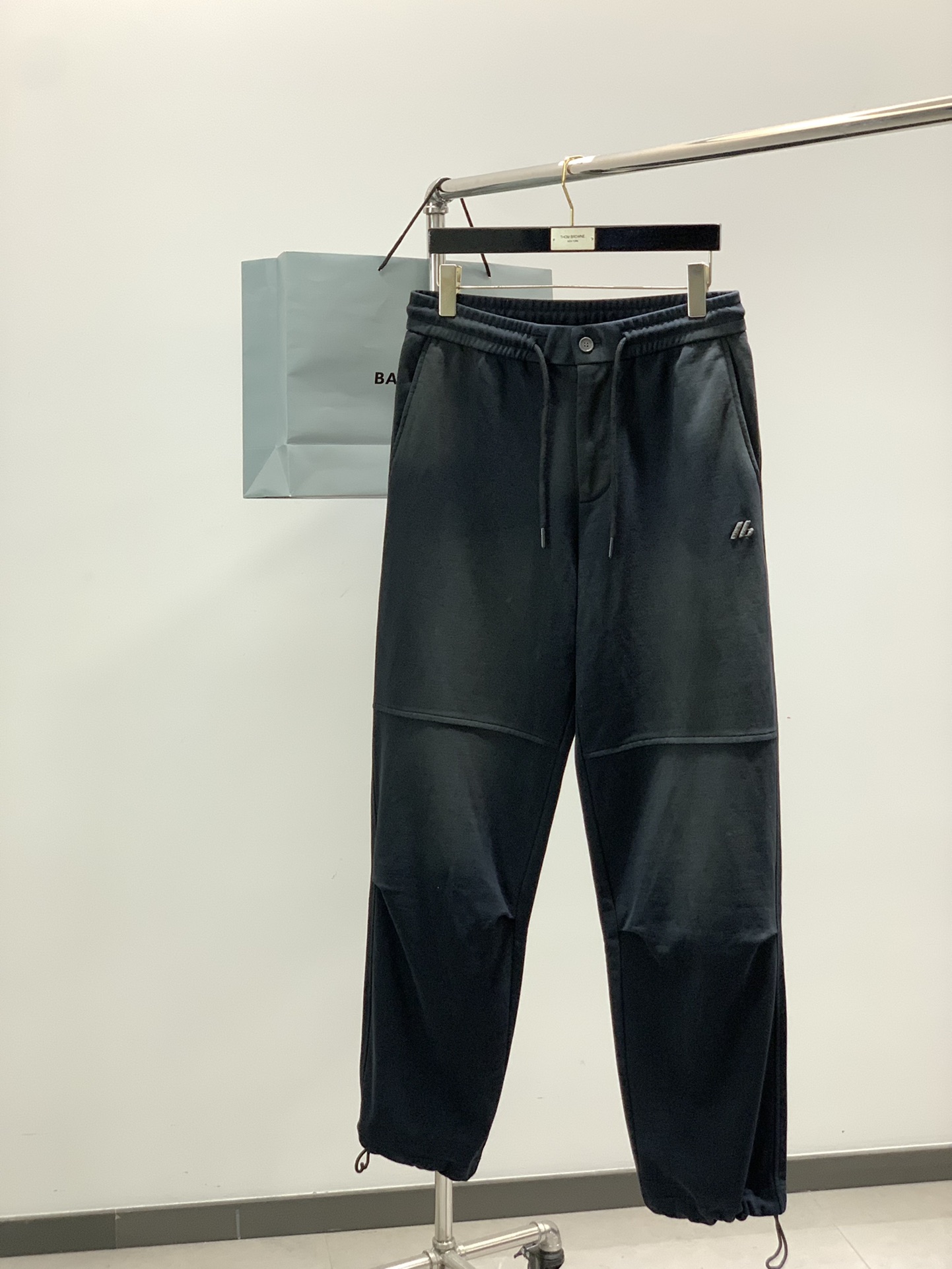 NO:608907,, Balenciaga small embroidery Balenciaga straight-leg sweatpants...Customized thick fish scale terry cotton...Customized gradient color processing fabric. The upper body is very good. Gradient wash autumn and winter new heavy wash design sweatpants. A very hard-to-find item. The fabric is cotton with a high density of fish scale terry. The brand label shows the silhouette and fabric, and the upper body can be worn all year round!  It can be matched with any shoes, both boys and girls can wear it. It can be paired with tops of the same brand. The texture is improved, lazy and high-end, and it is perfect for going out. Sizes s-L. S size waist 74-88 hip 128 trouser length 109. For other sizes, the waist and hip circumference increase by 4-5cm per size, and the trouser length increases by 1.3cm per size, balenciaga, balenciaga, alexander wang19860909,巴黎世家 小刺绣 巴黎家的直筒卫裤….定制粗鱼鳞毛圈棉..定制渐变色处理面料. 上身很好. 渐变洗水秋冬新款重洗水设计卫裤.非常难寻的单品,面料是鱼鳞毛圈密度很高的棉,品牌贴标展现一眼就能认出,廓形和面料,上身一年四季都可以穿！搭配任何鞋子都可以,男生女生都可以入,可以搭配同品牌上衣,质感提升,慵懒又高级,太适合出门穿搭了.尺码s-L. s码腰围74-88 臀围128 裤长109 其他码腰围臀围每码递增4-5cm 裤长每码递增1.3cm,,balenciaga,balenciaga,alexander wang,Men's clothing