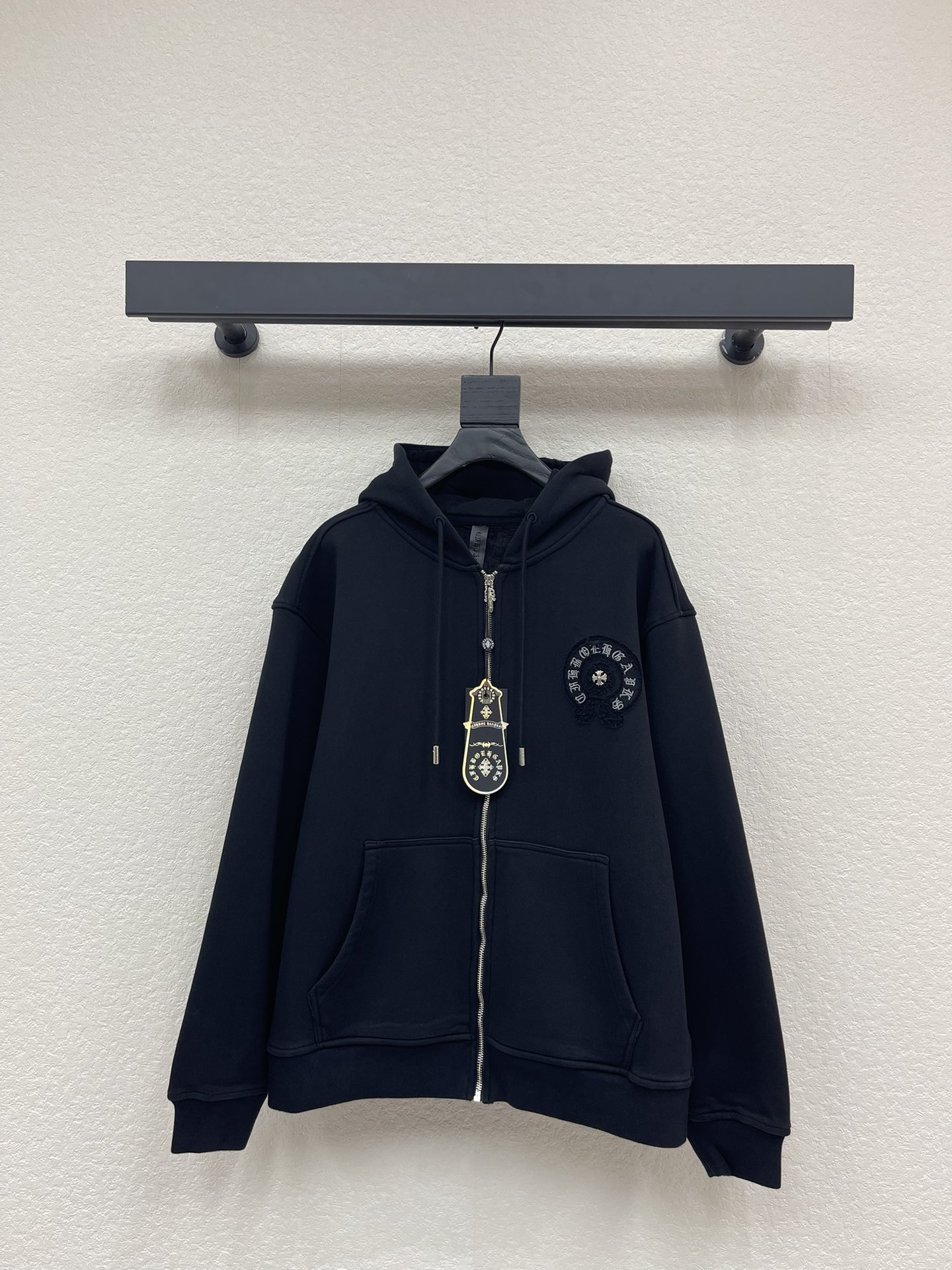 NO:592115,ChromeHeart* ChromeHeart 25 new autumn and winter new cross embroidered Sanskrit hooded velvet sweatshirt zipper jacket. A must-have basic and versatile sweatshirt jacket for early autumn, easily solving daily matching problems!  Casual and loose version, the silhouette is casual, smooth, casual and tolerant. Customized pure cotton plus velvet fabric, with clear texture and comfortable upper body. Same style for men and women!  S-XL,,chrome hearts,chrome hearts,hoodie,sweatshirts,jackets & coats,hats,alexander wang19860909ChromeHeart*克罗心25秋冬新款十字架刺绣梵文连帽加绒卫衣拉链外套.初秋必备基础百搭卫衣外套,轻松解决日常搭配问题！休闲宽松版型,廓形随性流畅休闲感十足包容性强.定制纯棉加绒面料,纹理清晰,上身舒适.男女同款！S-XL,,chrome hearts,chrome hearts,hoodie,sweatshirts,jackets & coats,hats,alexander wang,Women's clothing