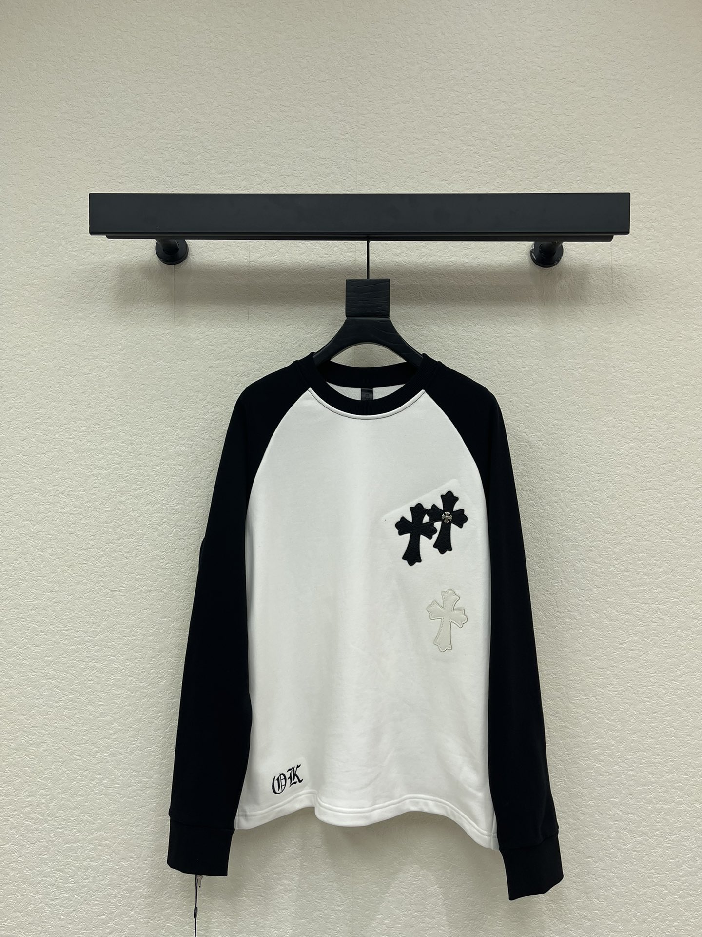 NO:592118,Chrome Heart* Chrome Heart cross leather long-sleeved T. It adopts black and white color matching design, black raglan sleeves + white body, simple and visually impactful!  The cross embroidery on the chest is very recognizable. The cotton fabric is soft and skin-friendly. It is OK to wear alone or layered in autumn and winter. The loose version is very tolerant and the same style for men and women!  SML A,,chrome hearts,chrome hearts,alexander wang19860909Chrome Heart*克罗心十字架贴皮长袖T.采用黑白拼色设计,黑色插肩袖+白色衣身,简约又有视觉冲击力！胸前十字架刺绣超有辨识度.棉质面料柔软亲肤,秋冬单穿或叠穿都很OK,宽松版型包容性强,男女同款！SML A,,chrome hearts,chrome hearts,alexander wang,Women's clothing