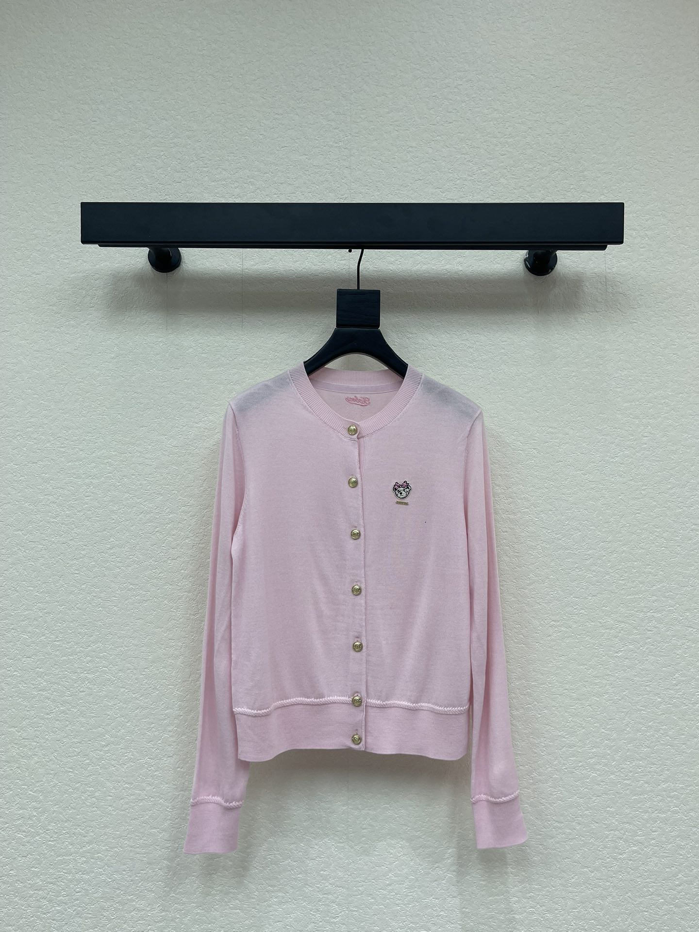 NO:592130,LP*25 new early autumn wool round neck knitted cardigan sweater!  Customized wool material, high-end texture, threaded collar echoes the cuffs and hem, elastic and comfortable, the upper body shows high-end tonality, regular fit, can be worn regardless of body shape, casually matched to create a refined and elegant temperament!  SML,,loro piana,sweaters,alexander wang19860909LP*25早秋新款羊毛圆领针织开衫毛衣！定制羊毛材质 质感高级 螺纹领与袖口下摆呼应 弹力舒适 上身彰显高级调性 常规版型 穿搭不挑身材 随意搭配出精致优雅气质！SML,,loro piana,sweaters,alexander wang,Women's clothing