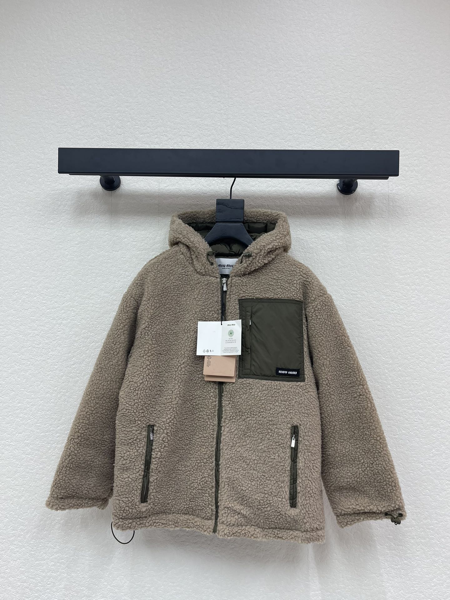 NO:592113,Comes with dust bag Miumi*25 new autumn and winter hooded Teddy lamb down jacket. Customized YB Teddy lamb wool material, waterproof nylon treatment inside, perfect combination of windproof and cold protection, white goose down filling, light and warm, hooded zipper jacket tailoring, one side nylon pocket cloth letter logo embellishment, highlighting the brand style, unique pickled green, adding high-end color, fashionable and western style, suitable for more wearing occasions and personal style. SML A,,miumiu,jackets &  coats,down jacket,hats,alexander wang19860909配防尘袋Miumi*25秋冬新款连帽泰迪羊羔羽绒外套.定制YB泰迪羊羔毛材质,内里防水尼龙处理,防风御寒做到完美结合,白鹅绒填充,轻盈保暖,连帽拉链外套剪裁,单侧尼龙口袋布帖字母徽标点缀,彰显品牌格调,独特酸菜绿,增添高级色彩,穿搭时尚洋气,适配更多穿搭场合和个人风格.SML A,,miumiu,jackets & coats,down jacket,hats,alexander wang,Women's clothing