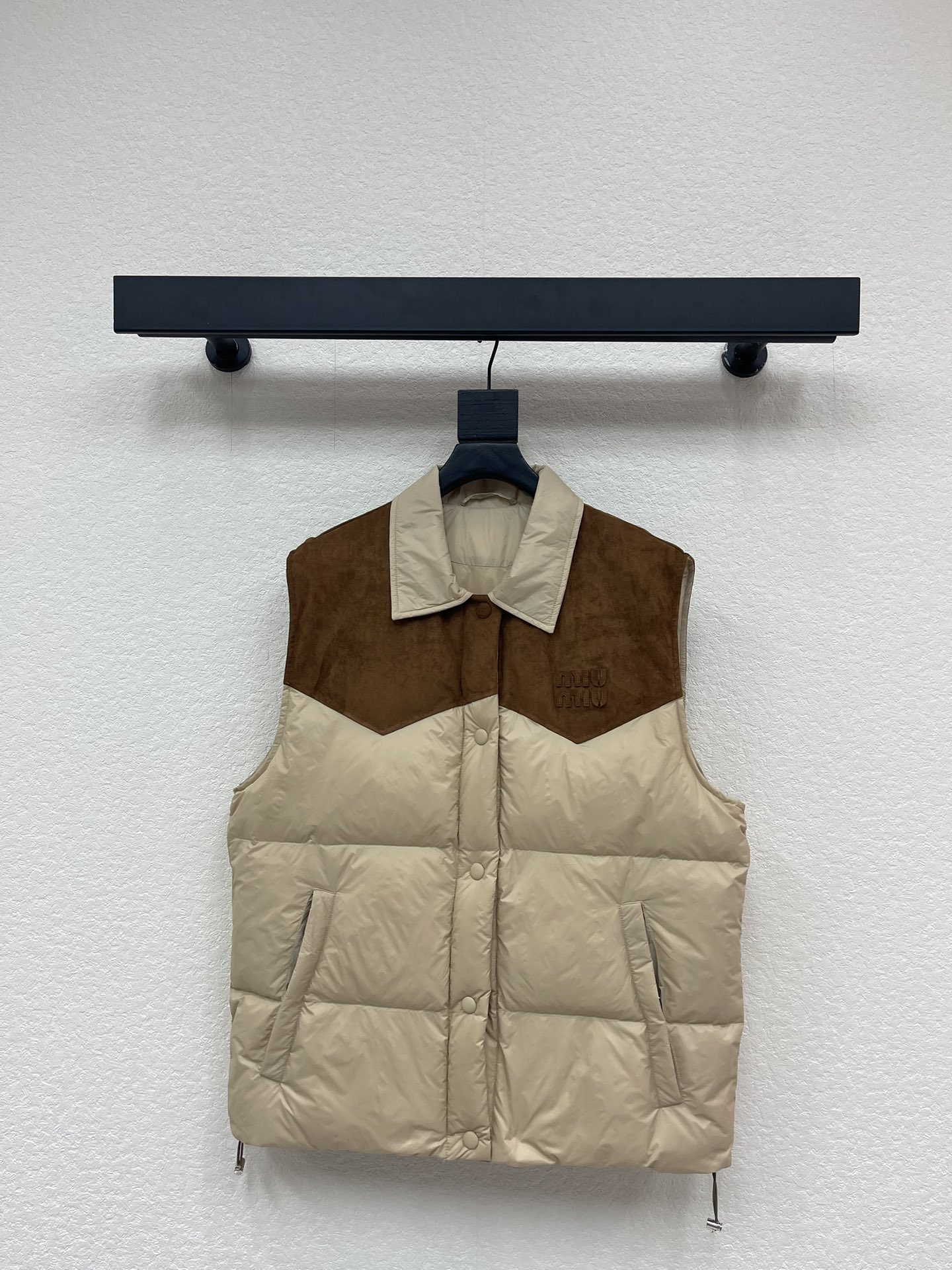 NO:592116,Comes with dust bag Miumi*25 new autumn and winter style down collar stitching contrasting color down vest. Customized YB imported windproof and waterproof nylon material, down-filled lining, the whole piece is light and warm, the lapel fashionable down vest is warm and not bulky, and more wearable. Rectangular embossed processing, chest and shoulders are divided up and down, using contrasting colors to create layers, combined with letter logos, showing high-end taste, highlighting the brand style, the first choice for autumn and winter layering, fashionable and stylish. SML  A,,miumiu,down jacket,alexander wang19860909配防尘袋Miumi*25秋冬新款翻领拼接撞色羽绒马甲.定制YB进口防风防水尼龙材质,羽绒填充内里,整件轻盈保暖,翻领时尚羽绒马甲,暖和不显臃肿,穿搭性更强.长方格压纹处理,胸前肩膀划分上下,利用撞色打造层次,配合字母徽标,呈现高级品味,彰显品牌格调,秋冬叠穿首选,时尚洋气.SML A,,miumiu,down jacket,alexander wang,Women's clothing