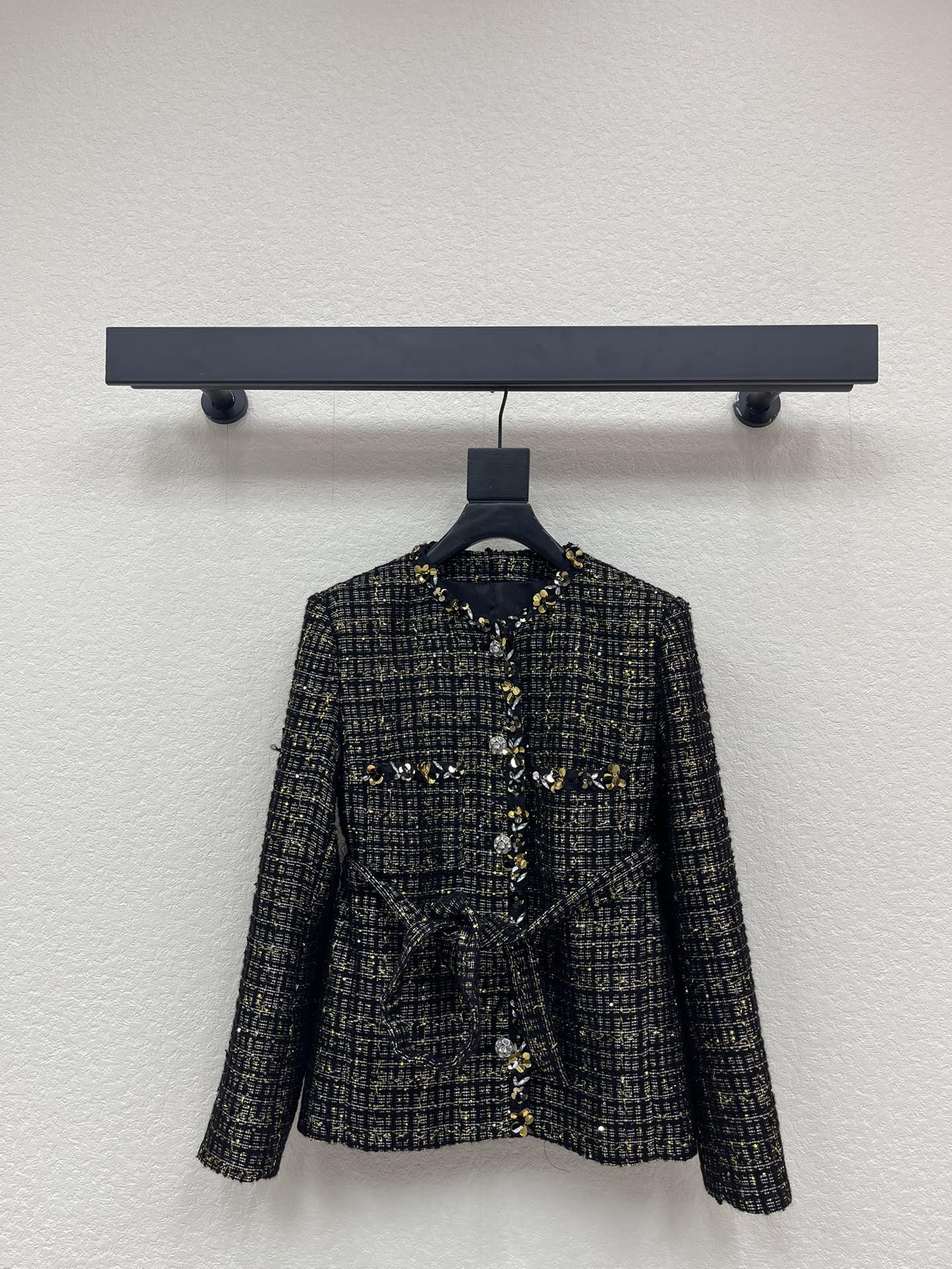 NO:592124,Chane*25 autumn and winter new product retro royal lady style tweed jacket, advanced custom black gold sequin woven plaid tweed fabric, handmade beaded rhinestone webbing decoration, temperament belt design, custom crystal diamond buckle, classic version, slimming and stunning, white and rich beauty must-have item SML,,chanel,jackets & coats,alexander wang19860909Chane*25秋冬新品复古宫廷名媛风气质粗花呢外套 高级定制黑金珠片编织格纹粗花呢面料 纯手工定珠片水钻织带装饰 气质系腰带设计 定制水晶钻扣 经典版型显瘦绝绝子 白富美必备单品 SML,,chanel,jackets & coats,alexander wang,Women's clothing