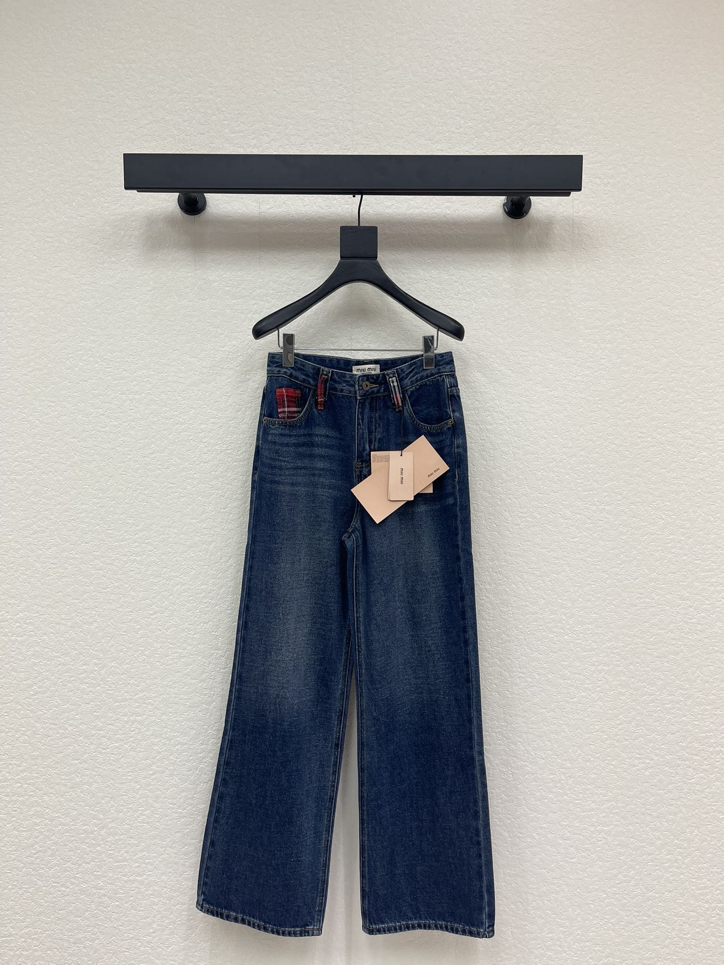 NO:605484,Miumi* Pocket Plaid Brushed Straight-leg Jeans Customized YB twill cotton denim fabric Crafted wash treatment Pocket plaid design Brushed lining Stress-free in winter Soft and comfortable material Straight-leg fit Slim-fitting leg shape SML A,,miumiu,jeans,alexander wang19860909Miumi*口袋格子磨毛直筒裤牛仔裤 定制YB斜纹棉牛仔面料 工艺洗水处理 口袋格子设计 内里磨毛 冬天无压力 材质柔软舒适 直筒版型 修身腿型 SML A,,miumiu,jeans,alexander wang,Women's clothing