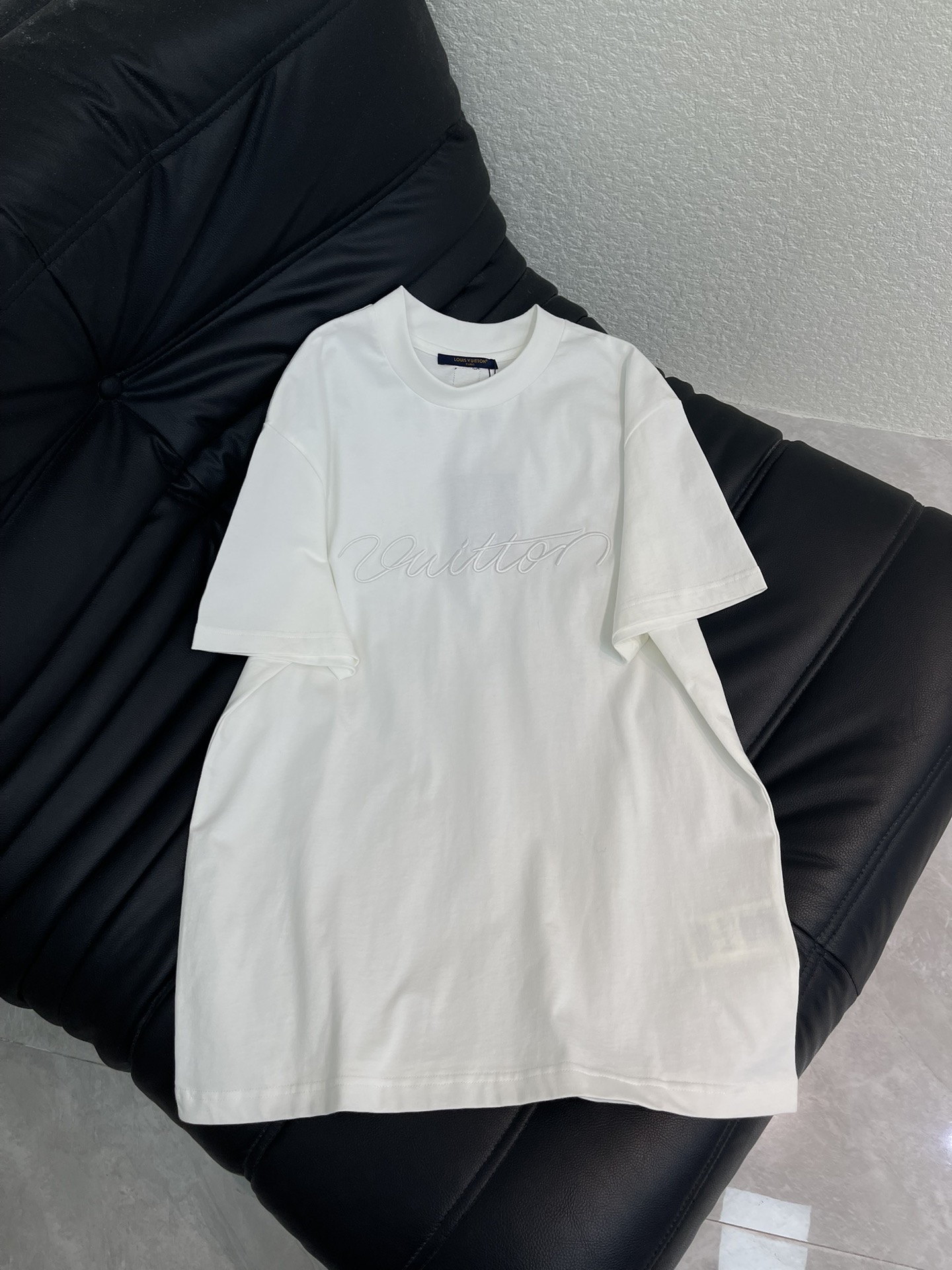 NO:605499,Louis Vuitto*26 early spring new three-dimensional letter embroidery short-sleeved T-shirt. This cotton T-shirt uses 60 fine cotton yarns and weighs 230 grams. The logo and letter patches are embroidered on the front and back respectively, presenting a visual effect similar to the knitted texture. The three-dimensional embroidery process is a special embroidery technology that accurately controls the depth and angle of the stitches and increases the density and length to create a richer three-dimensional effect and layering. Loose fit, same for men and women. Size SML  AA,,louis vuitton,T-shirt,tees,t-shirt,alexander wang19860909Louis Vuitto*26早春新款立体字母刺绣短袖T恤 本款棉质T恤选用60支精棉纱线,克重230克 于前后分别刺绣标识和字母贴饰 呈现恰似针织肌理的视觉效果 立体刺绣工艺是一种特殊的刺绣技术 通过精确控制针脚的深度和角度,增加密度和长度 来塑造出更加丰富的立体效果和层次感 宽松版型,男女同款 尺码SML AA,,louis vuitton,T-shirt,tees，t-shirt,alexander wang,Women's clothing