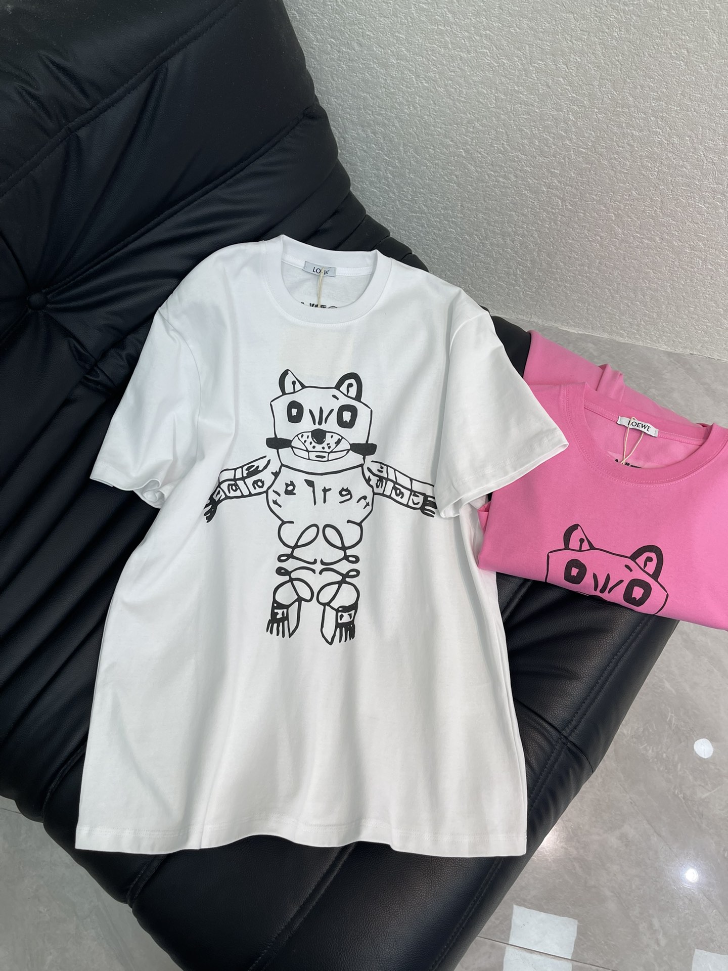 NO:592109,Loew*26 new early spring short-sleeved T-shirt with digital printed pattern and embroidered letters on the back. High-density fashionable sports style for every daily wear. Playful and age-reducing design elements full of vitality. High quality. Sizes SML, loewe, T-shirt, tees, t-shirt, alexander wang19860909Loew*26早春新款数码印花图案背后绣字母短袖T恤 高密度时髦运动风 每个日常的穿搭 俏皮减龄充满元气的设计元素 高品质 尺码SML,,loewe,T-shirt,tees，t-shirt,alexander wang,Women's clothing