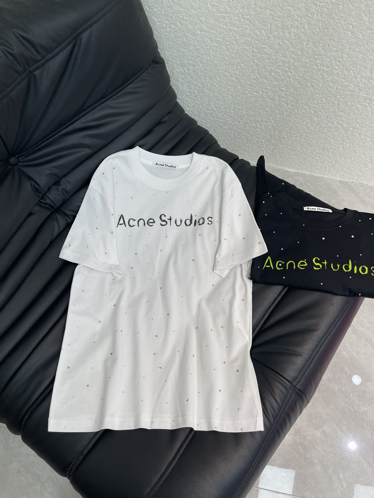 NO:592112,Acne*26 new early spring new digital direct-injection letter short-sleeved T-shirt with all-over baby's breath hot diamonds!  High-density fashionable sports style for every daily wear Playful and age-reducing design elements full of vitality High quality Sizes SML, Acne studios, T-shirt, tees, t-shirt, alexander wang19860909Acne*26早春新款数码直喷字母全身满天星烫钻短袖T恤！高密度时髦运动风 每个日常的穿搭 俏皮减龄充满元气的设计元素 高品质 尺码SML,,acne studios,T-shirt,tees，t-shirt,alexander wang,Women's clothing