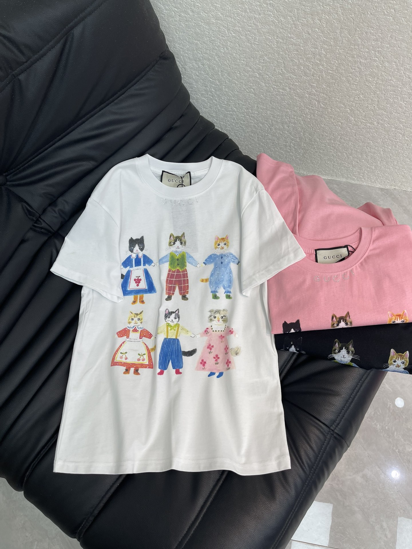 NO:605470,Gucc*26 early spring new digital print cat short-sleeved T-shirt. High-density fashionable sports style. Every daily wear. Playful and age-reducing design elements full of vitality. High quality. Sizes SML, gucci, T-shirt, tees, t-shirt, alexander wang19860909Gucc*26早春新款数码印花猫咪短袖T恤 高密度时髦运动风 每个日常的穿搭 俏皮减龄充满元气的设计元素 高品质 尺码SML,,gucci,T-shirt,tees，t-shirt,alexander wang,Women's clothing