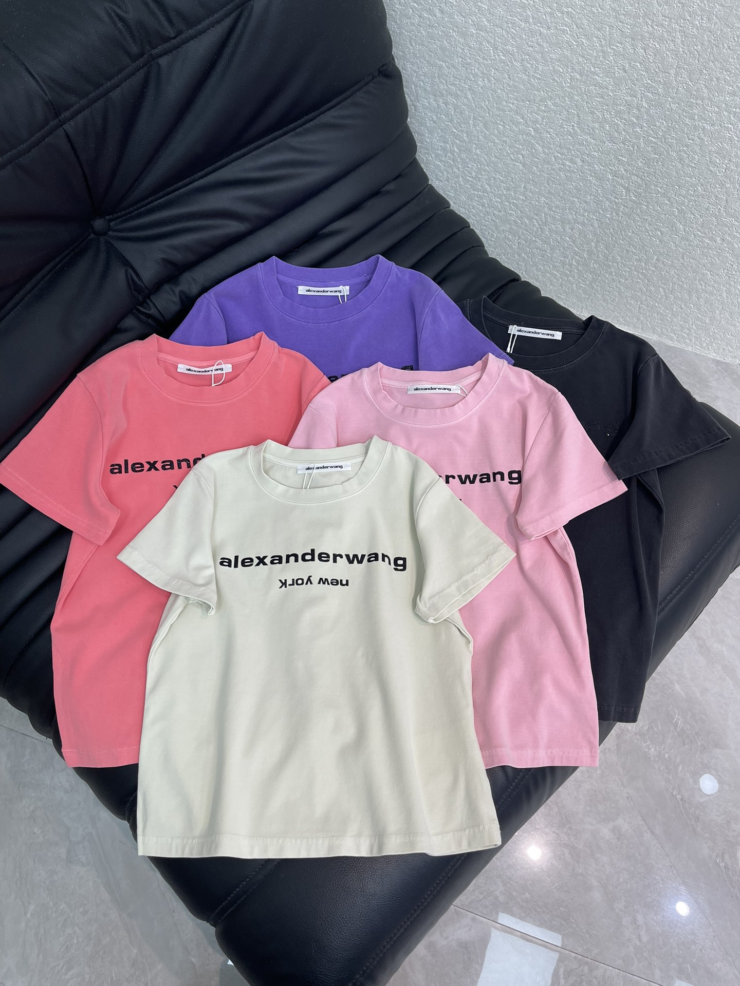 NO:605907,Alexanderwan* King logo round neck short-sleeved T-shirt top is just right for summer. The round neck design makes the upper body simple and comfortable, eye-catching and full of fashion!  Whether you are wearing it casually or wearing it on the high street, this short-sleeved one is totally OK!  If you like it, come and get the same style... Size SML,,alexander wang,T-shirt,tees,t-shirt,alexander wang19860909Alexanderwan*大王徽标圆领短袖t恤上衣 正好是夏天的好款 圆领设计,上身简单舒适,让人眼前一亮,潮感十足！ 不管是平时休闲驾驭,高街潮搭,这款短袖都是完全OK的！ 喜欢的快来get同款吧…… 码数SML,,alexander wang,T-shirt,tees，t-shirt,alexander wang,Women's clothing