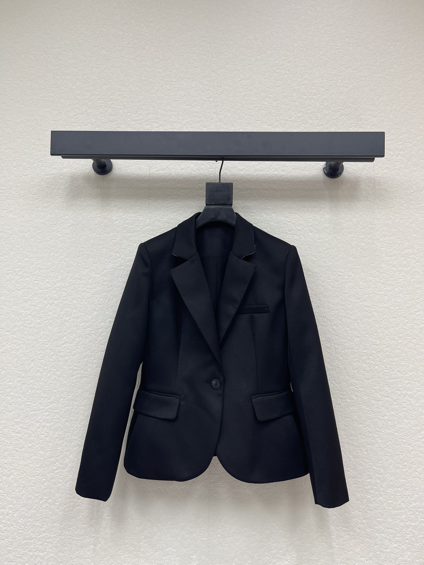 NO:605901,Dio*25 new autumn and winter right shoulder and waisted suit jacket. Customized imported suit material. Luxurious texture. Stiff and stylish. Right shoulder slim fit suit. Coat gun lapel with chest and waist three-dimensional tailoring. Highlights the beauty of female curves. Slim and simple. Add design highlights. High-end and western style. The first choice for commuting and attending events. Aura and charm. SML, dior, jackets & coats, business suit, alexander wang19860909Dio*25秋冬新品正肩收腰西装外套 定制进口西装材质 质感光泽高级 挺括有型 正肩修身版西装 外套枪驳领搭配胸前腰部立体裁剪 凸显女性曲线美感 显瘦简约大气 增加设计亮点 高级洋气 通勤与出席活动穿搭首选 气场魅力 SML,,dior,jackets & coats,business suit,alexander wang,Women's clothing