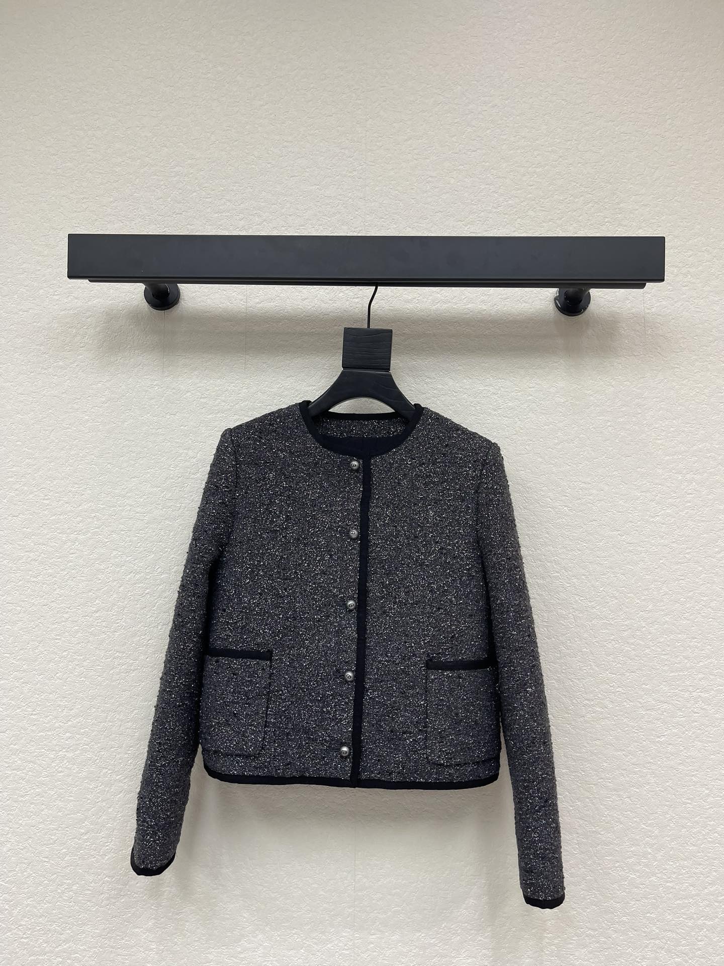 NO:592127,Dio*25 new autumn and winter product Miss D limited edition Princess Diana cannage pattern round neck tweed jacket. Customized three-dimensional woven tweed fabric developed with spliced ​​ribbons and contrasting colors. The fabric is three-dimensional and wide. The wool woven fabric is elegant and delicate. The CD pattern embossed silver buttons are also very special. The box-shaped cut has a three-dimensional upper body. It is capable and stylish and shows energy. A must-have for French elegance, white and rich beauty. SML,, dior, jackets & coats, alexander wang19860909Dio*25秋冬新品Miss D限定戴妃藤格纹圆领粗花呢外套 拼接织带撞色开发定制立体编织粗花呢面料立体挺阔 采用羊毛编织面料优雅精致 CD图案浮雕银色扣子也很特别 箱型版型剪裁上身很有立体感 干练有型很显精气神 法式优雅气质白富美必备 SML,,dior,jackets & coats,alexander wang,Women's clothing