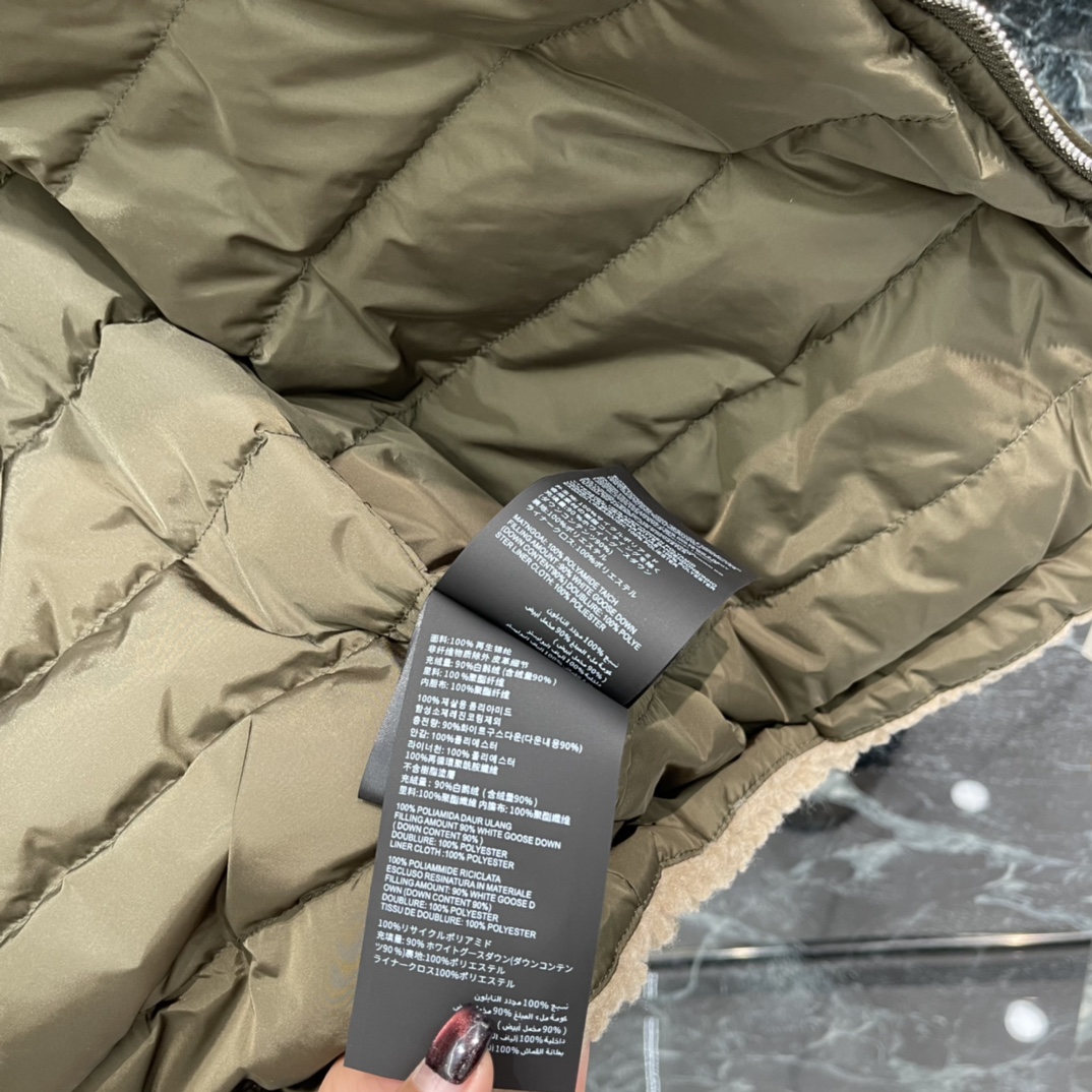 Miu 25秋冬新款 羊羔绒羽绒服 外层羊羔绒+内里白鹅绒，超保暖!宽松版型，男女同款，秋冬穿超合适。浅