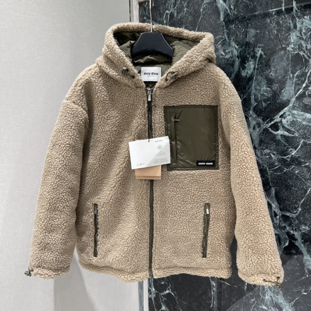 Miu 25秋冬新款 羊羔绒羽绒服 外层羊羔绒+内里白鹅绒，超保暖!宽松版型，男女同款，秋冬穿超合适。浅