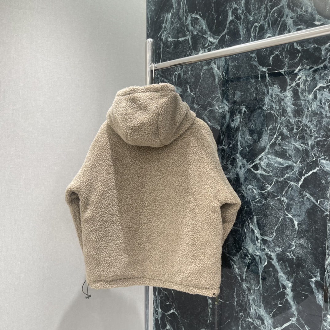 Miu 25秋冬新款 羊羔绒羽绒服 外层羊羔绒+内里白鹅绒，超保暖!宽松版型，男女同款，秋冬穿超合适。浅