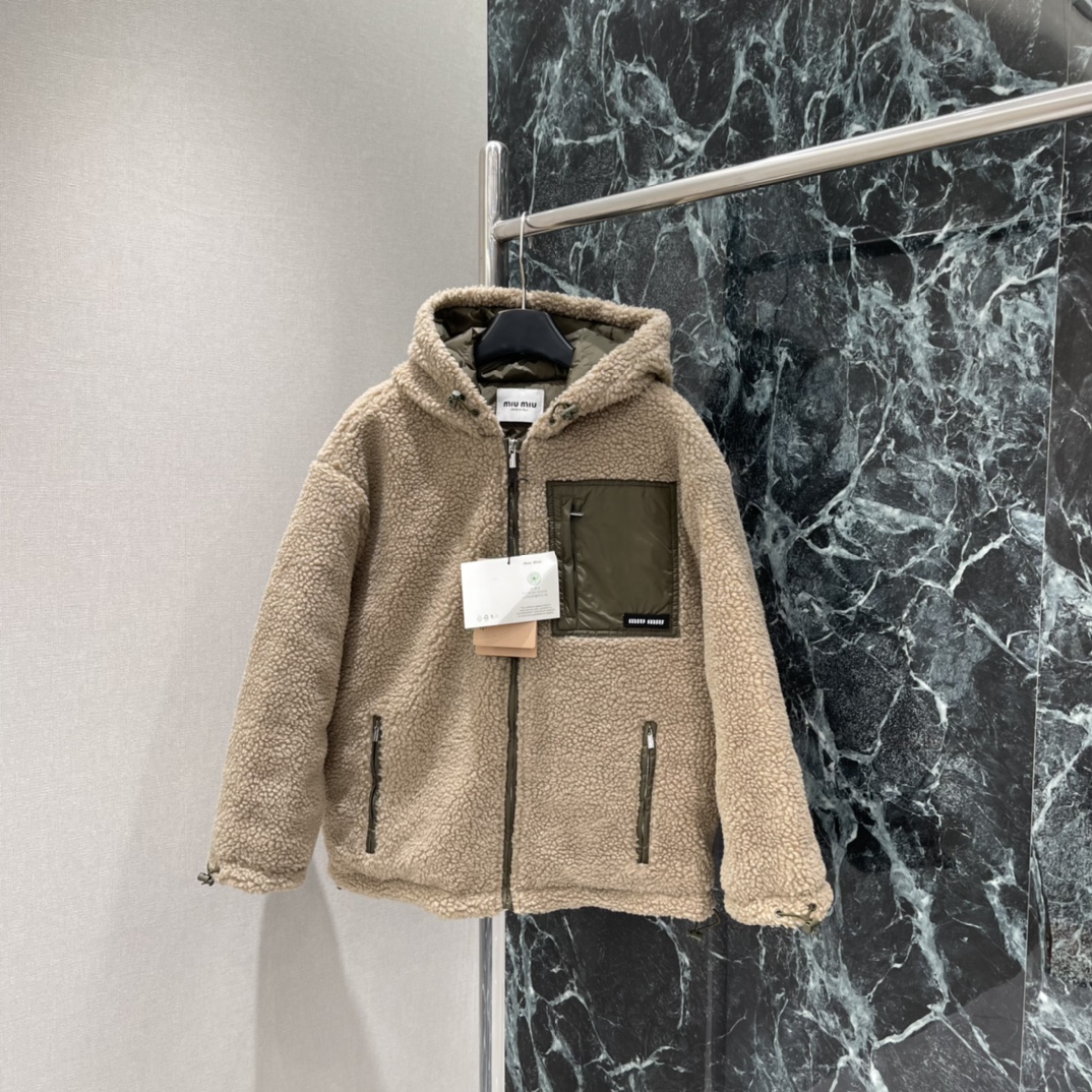 Miu 25秋冬新款 羊羔绒羽绒服 外层羊羔绒+内里白鹅绒，超保暖!宽松版型，男女同款，秋冬穿超合适。浅