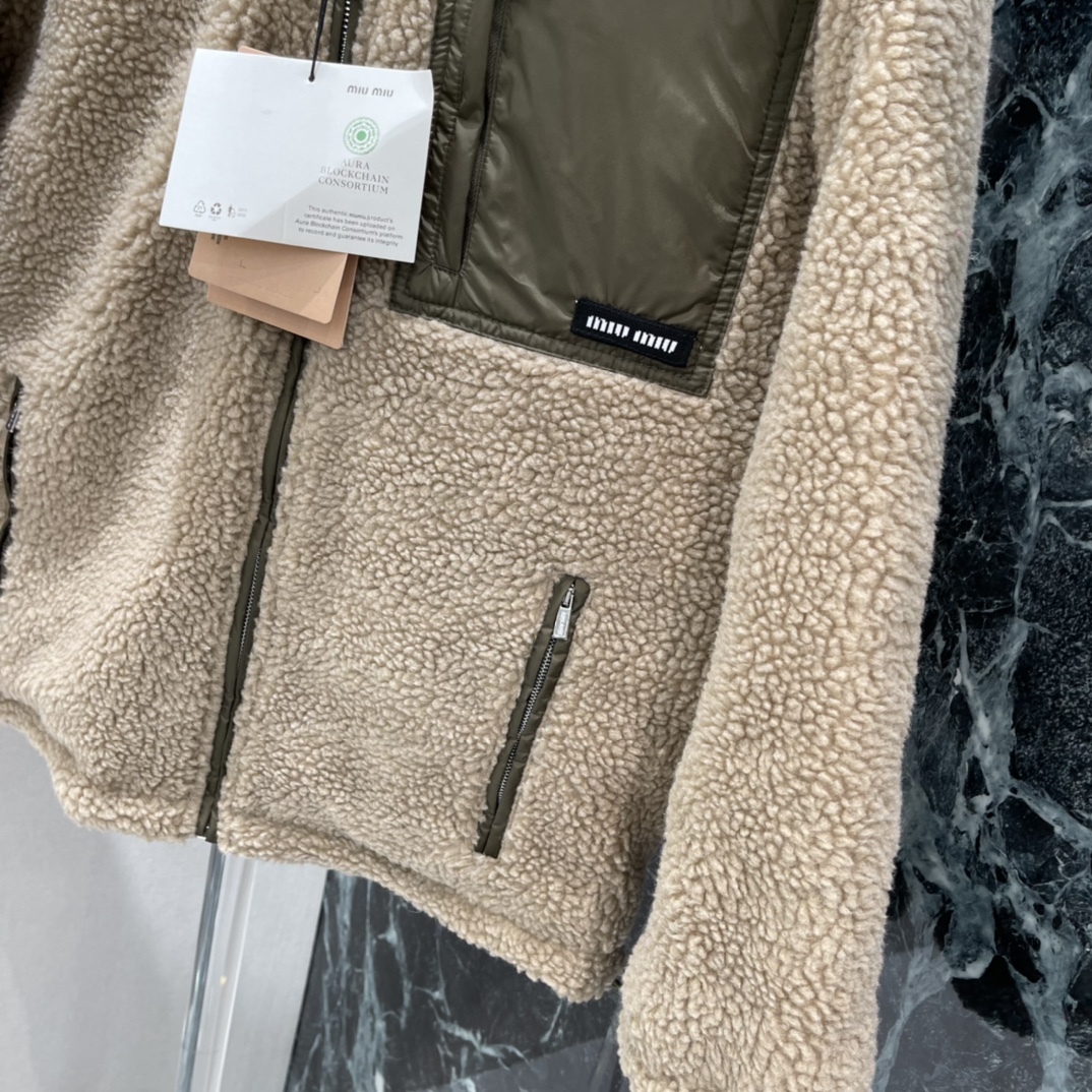 Miu 25秋冬新款 羊羔绒羽绒服 外层羊羔绒+内里白鹅绒，超保暖!宽松版型，男女同款，秋冬穿超合适。浅