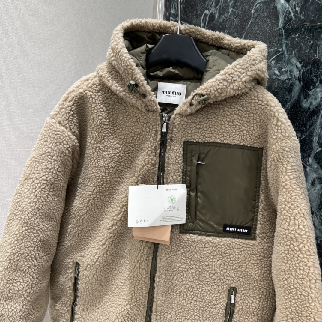 Miu 25秋冬新款 羊羔绒羽绒服 外层羊羔绒+内里白鹅绒，超保暖!宽松版型，男女同款，秋冬穿超合适。浅